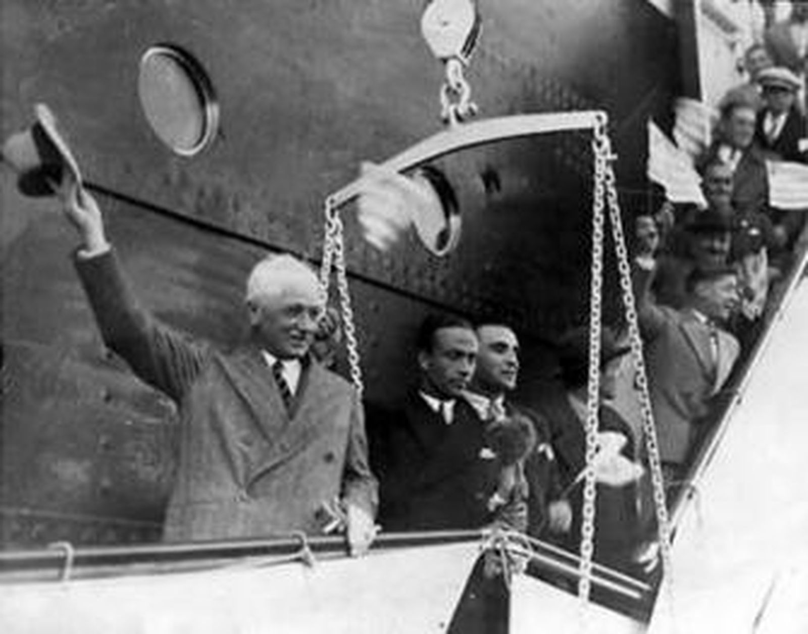 1. Prolegómenos de la final del primer Mundial entre Uruguay y Argentina. 2.  A bordo del Conde Verde llegaron las selecciones de Yugoslavia, Bélgica, Francia y Rumania, más Brasil, que se sumó en Río. 3. Uruguay celebra el título. 4. Formación inicial de la primera campeona del mundo.