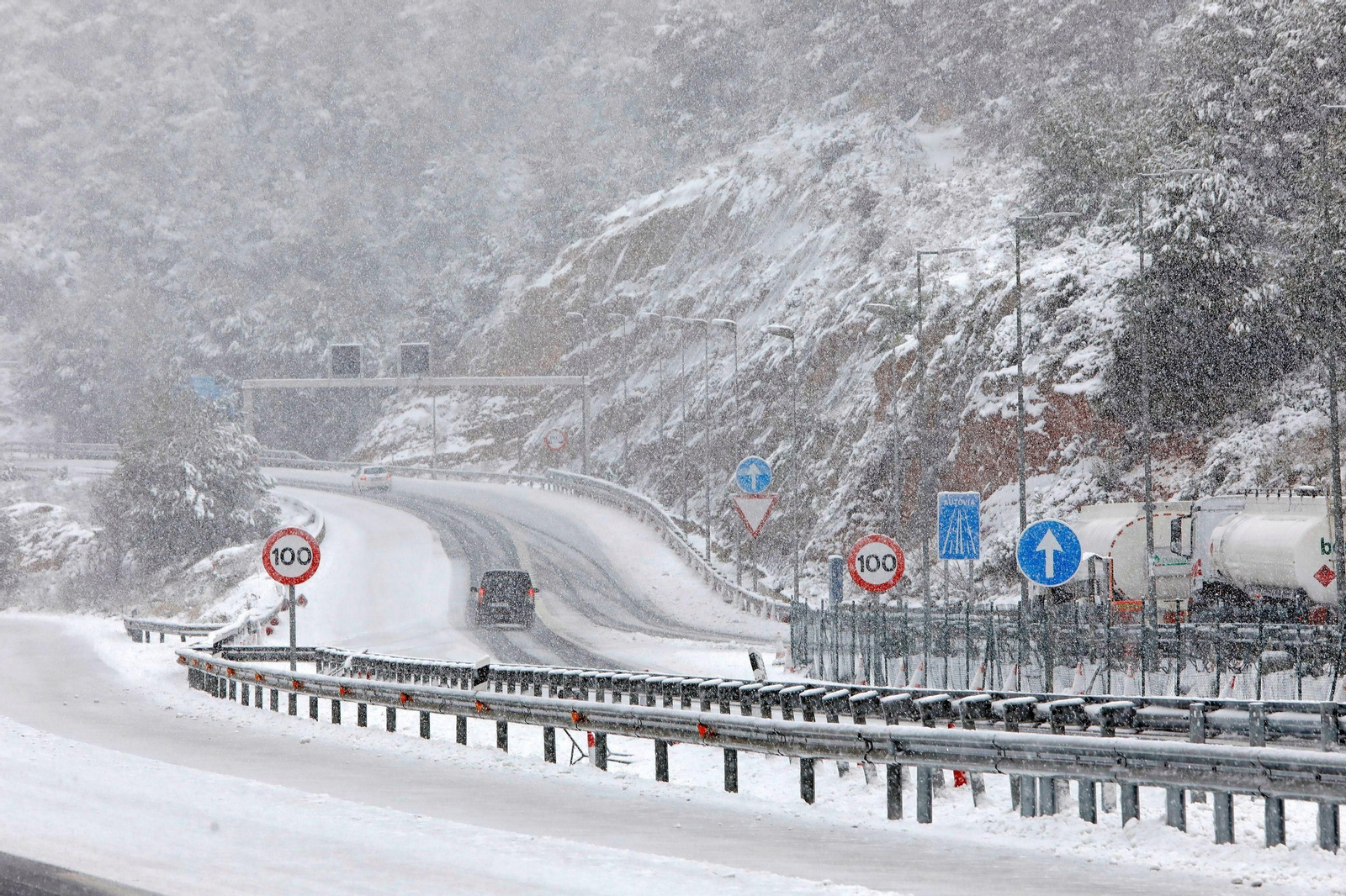 El segundo día del temporal 'Filomena' en imágenes: más nieve y caos