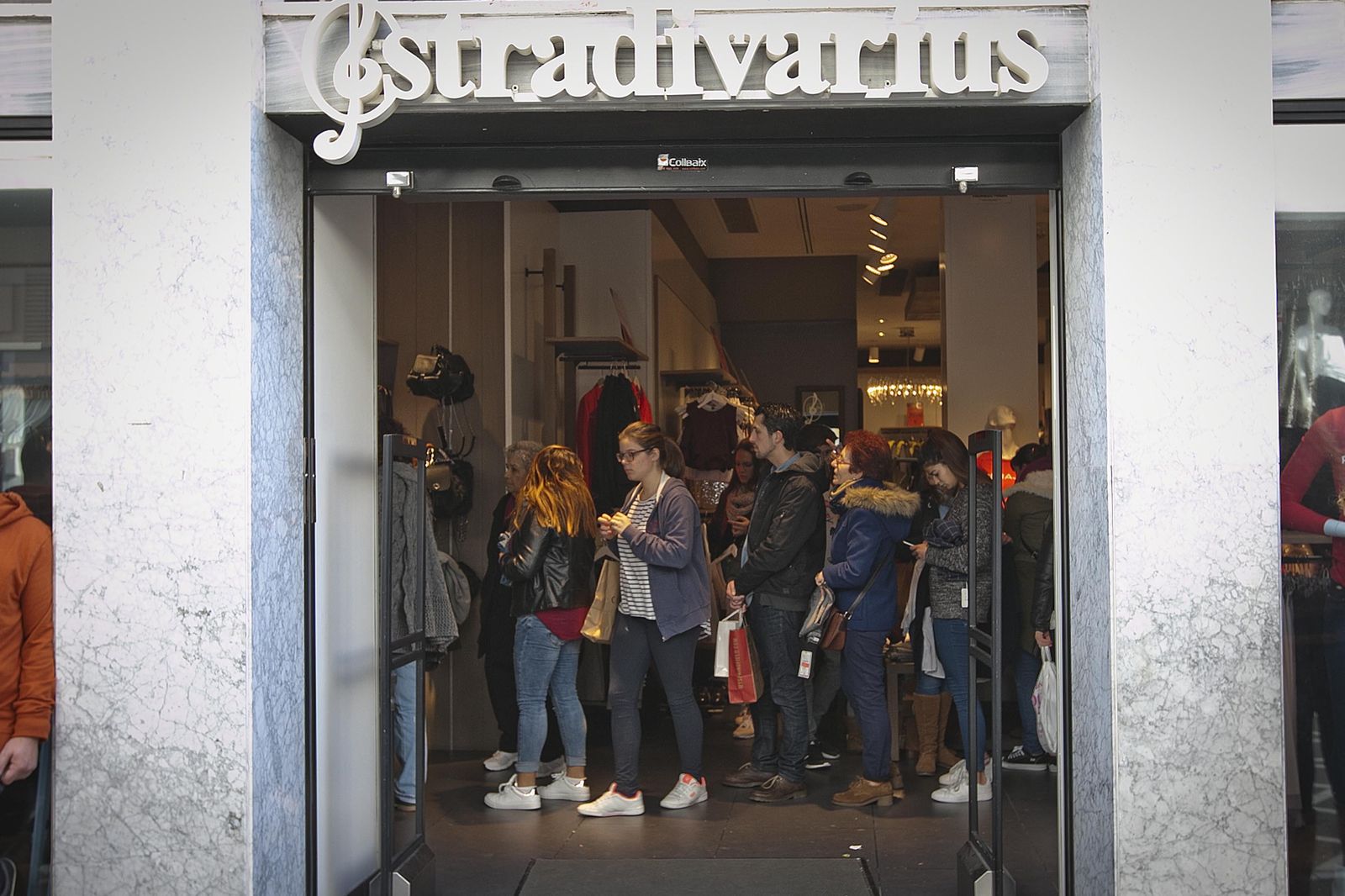 Ambiente de rebajas en el centro comercial Bahía Sur.