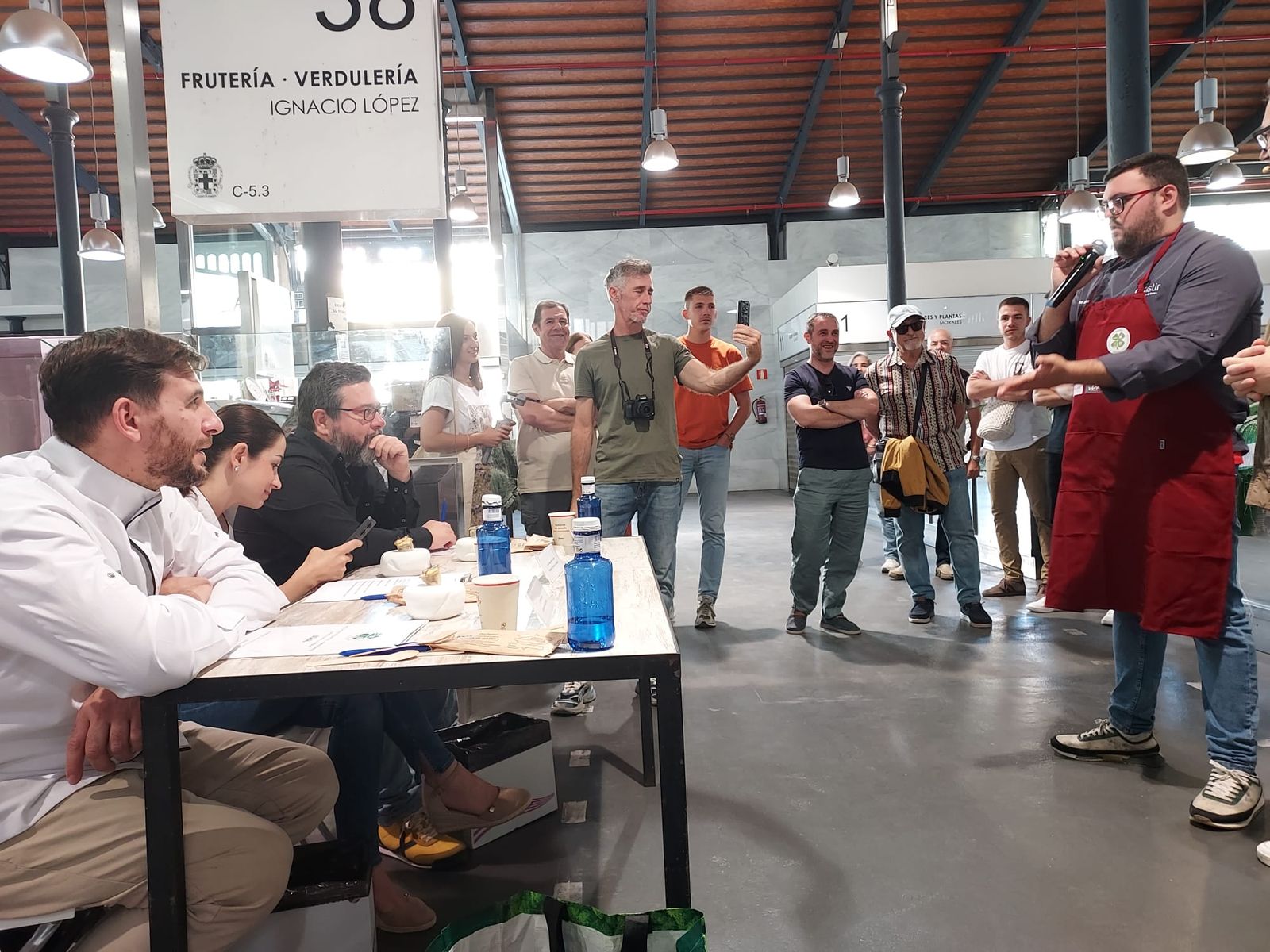 Juan Miguel Molina defiende su propuesta en el campeonato de ASHAL que finalmente le seleccionó.