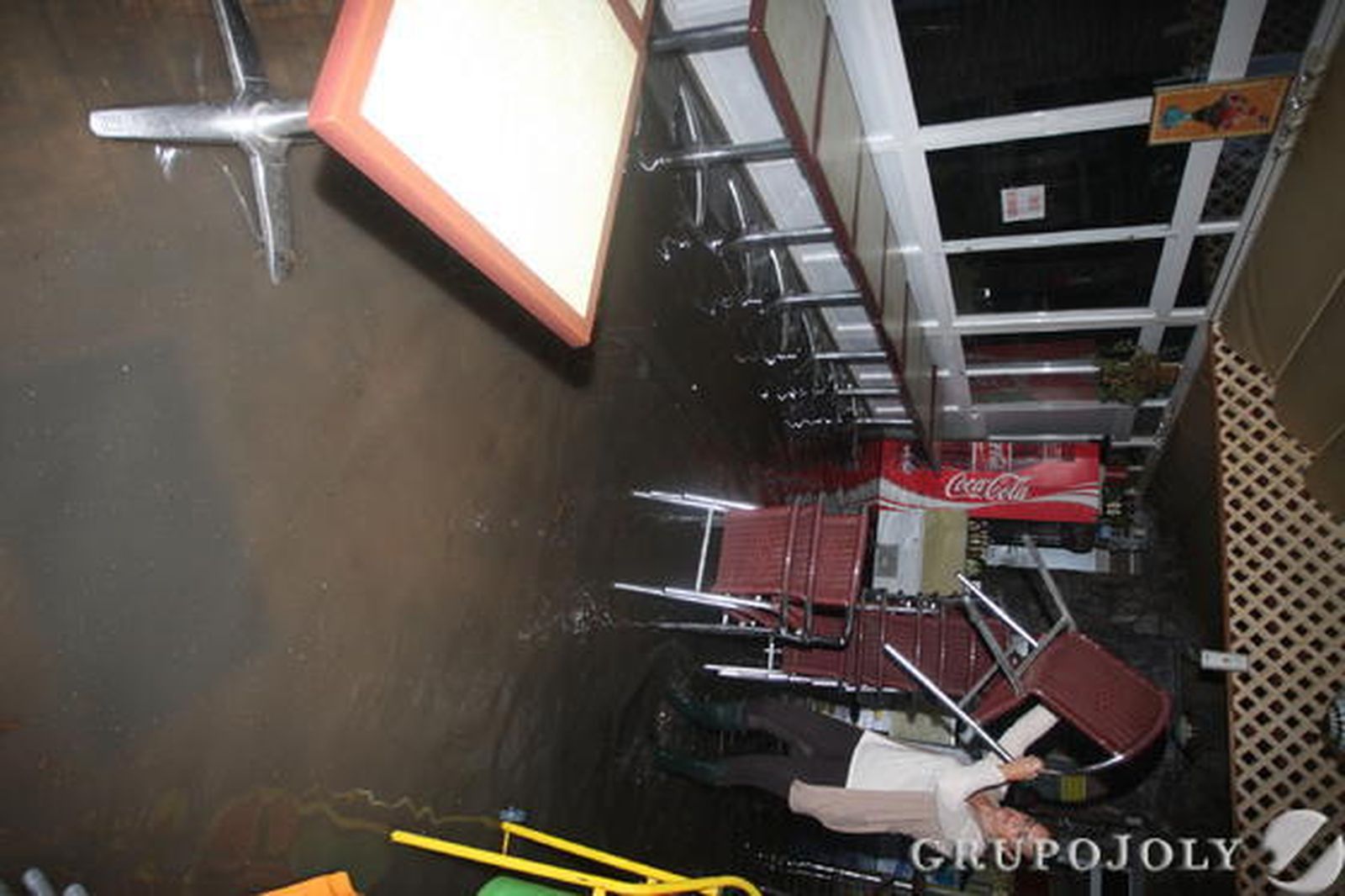 Los bomberos realizan más de treinta intervenciones por achique de agua en apenas cinco horas, sobre todo en La Línea y Algeciras./Fotos:Fran Montes/Paco Guerrero

Foto: Fran Montes/Paco Guerrero