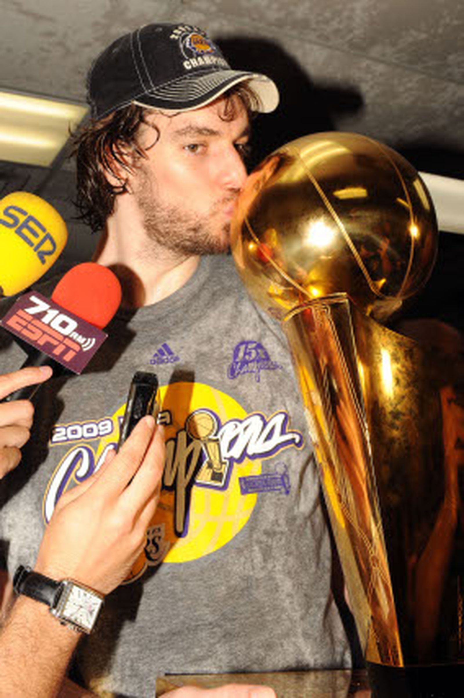 Gasol besa la copa mientras es entrevistado por la prensa.