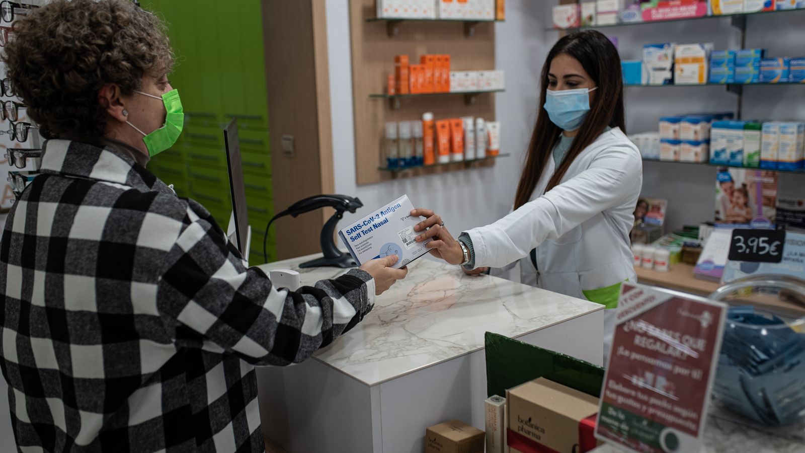 Venta de test de antígenos en una farmacia de Huelva.