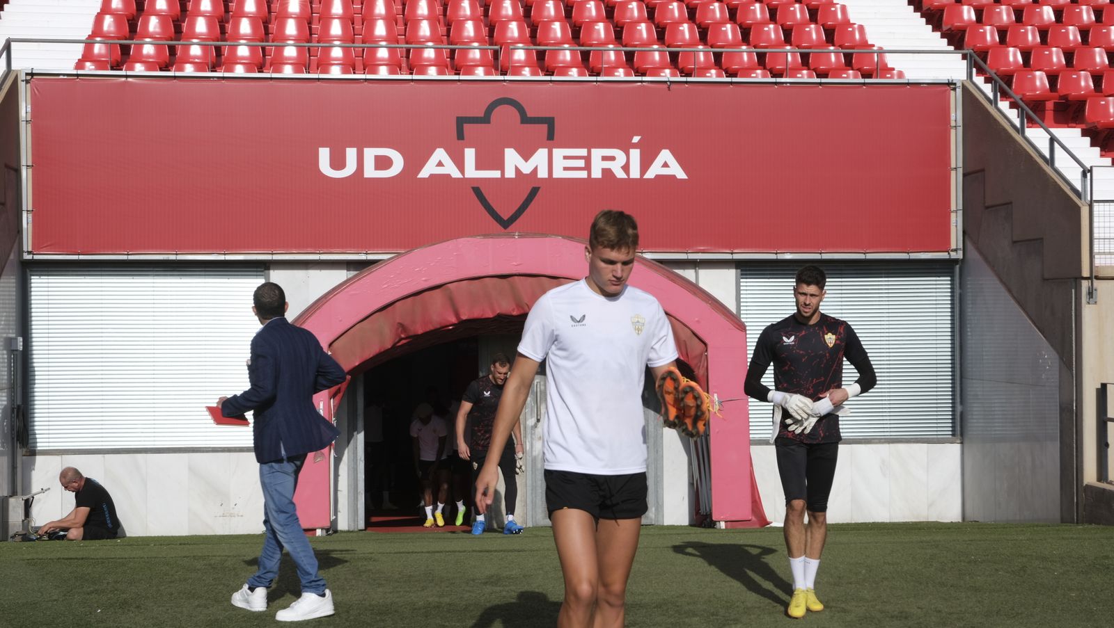 Imágenes de la visita de la Alcaldesa de Almería, María Vázquez, a los jugadores de la U.D. Almería
