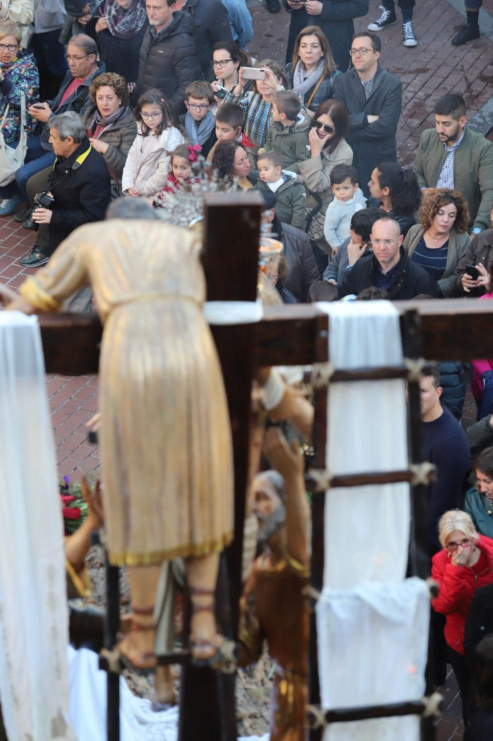 Imágenes de la procesión del Descendimiento por las  calles de Huelva