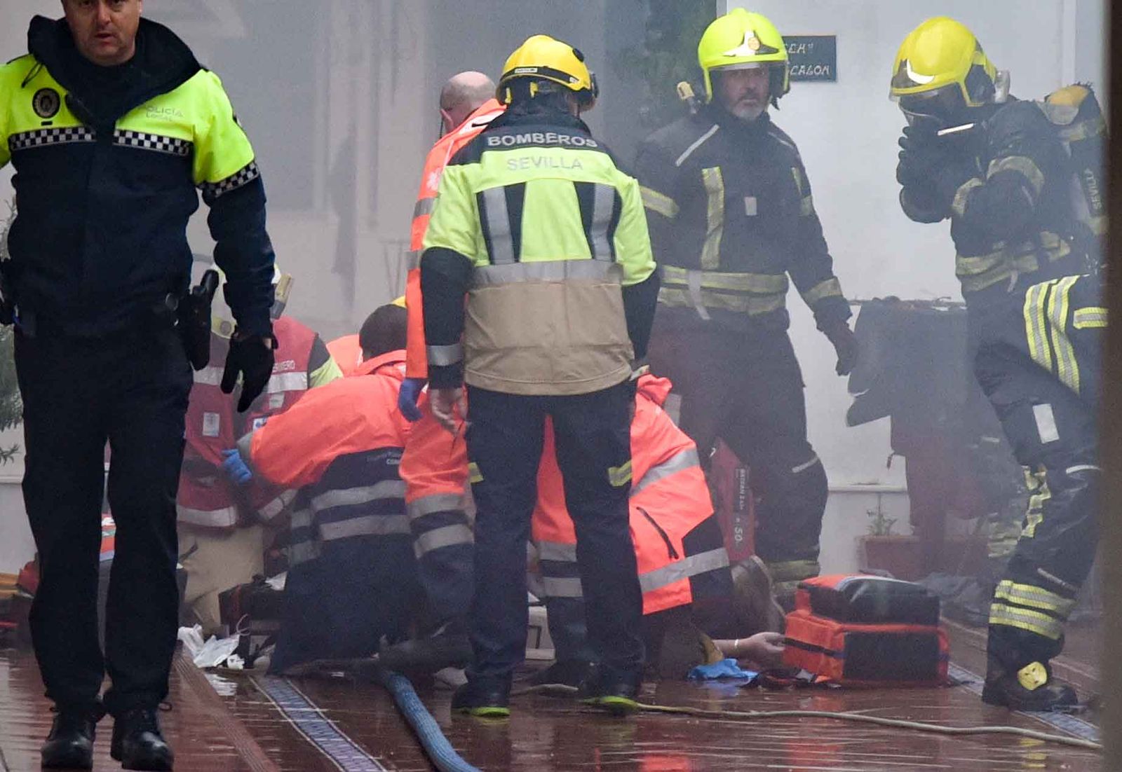 Un herido muy grave y varios desalojados en un incendio en Triana