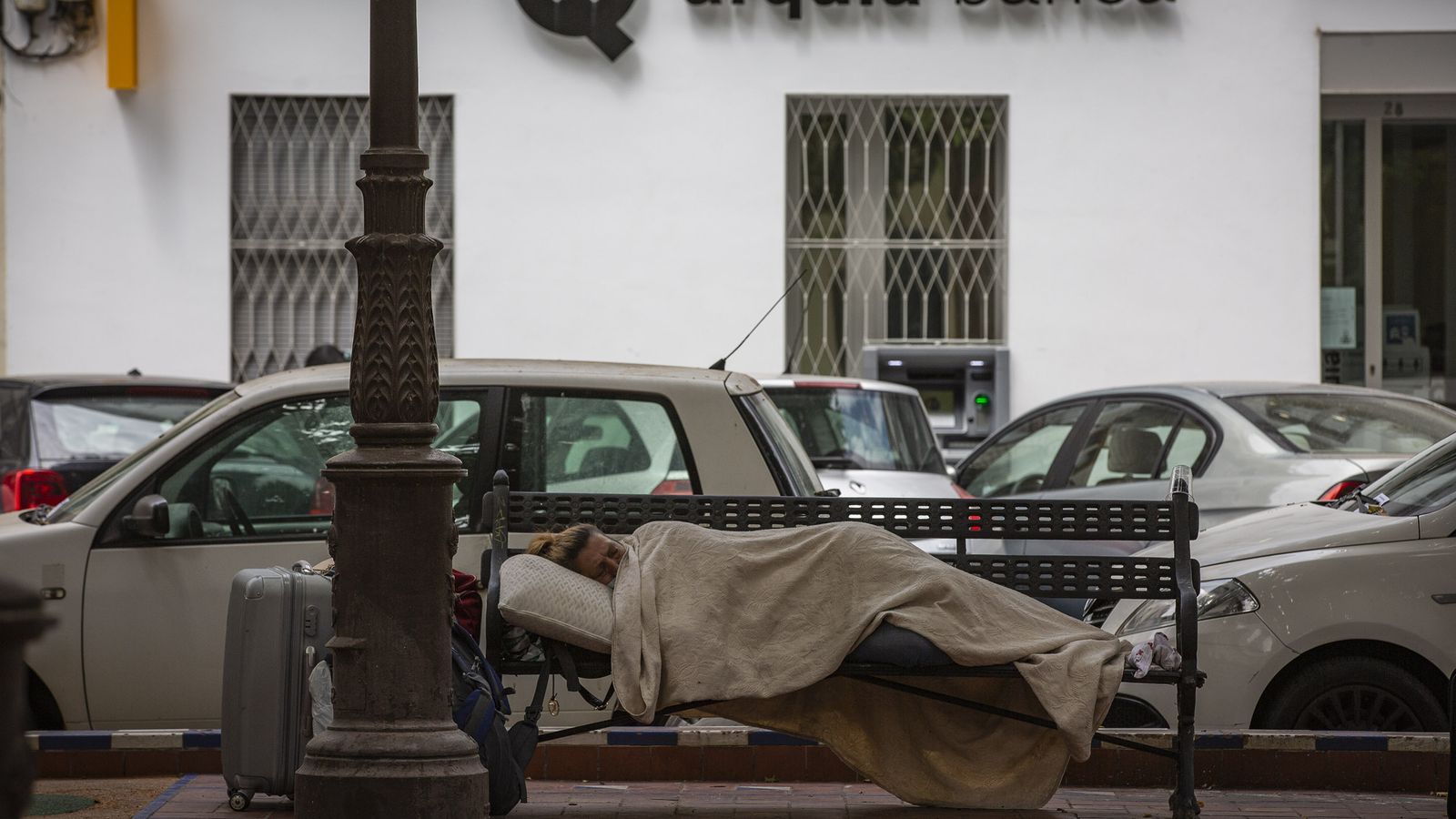 Indigente instalados en la plaza de Cristo de Burgos con equipaje, colchones y otros enseres.