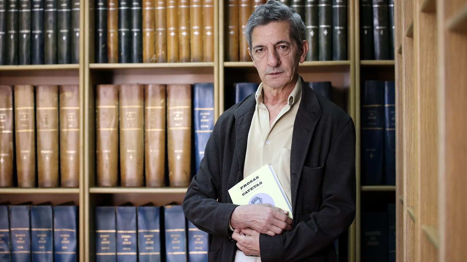 El escritor Rafael Benítez Toledano, con su libro. El escritor Rafael Benítez Toledano, con su libro.