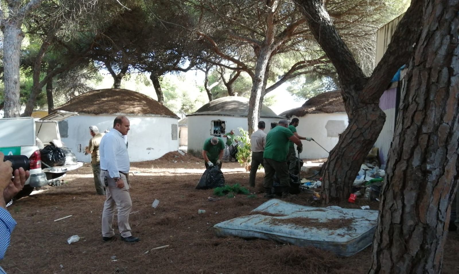 El delegado territorial de Sostenibilidad, Medio Ambiente y Economía Azul de la Junta, Óscar Curtido, comprobando el desarrollo de los primeros trabajos de limpieza de La Forestal, en Rota.