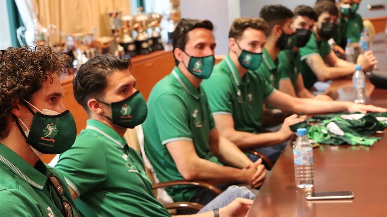 La plantilla escucha atentamente.