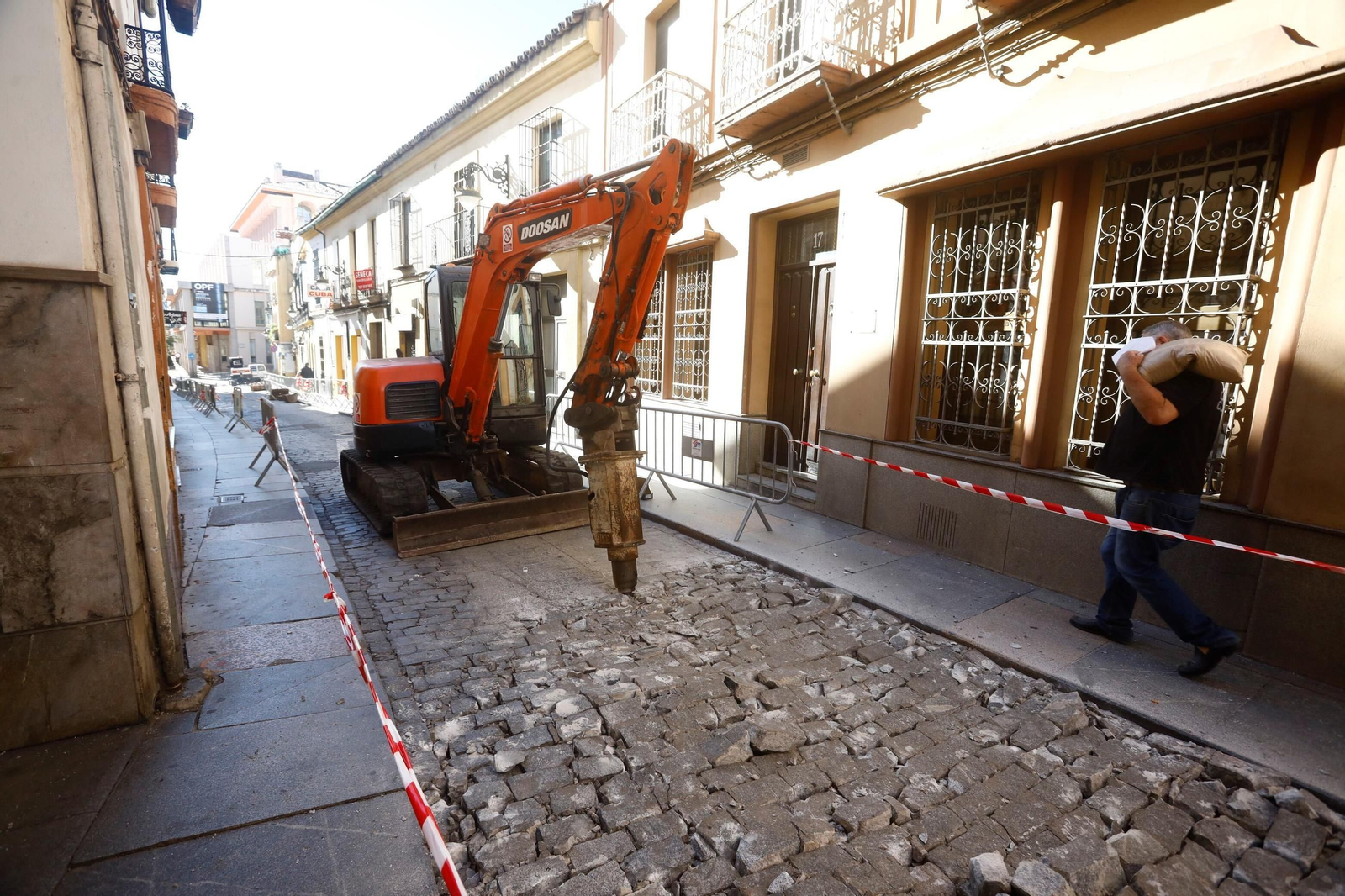 La reapertura al tráfico del primer tramo de la calle Alfaros, en imágenes