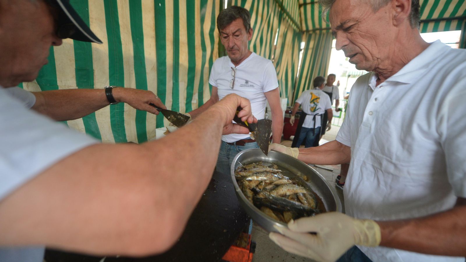 La Asociación de Vecinos San José Obrero prepara la ‘sardiná’.