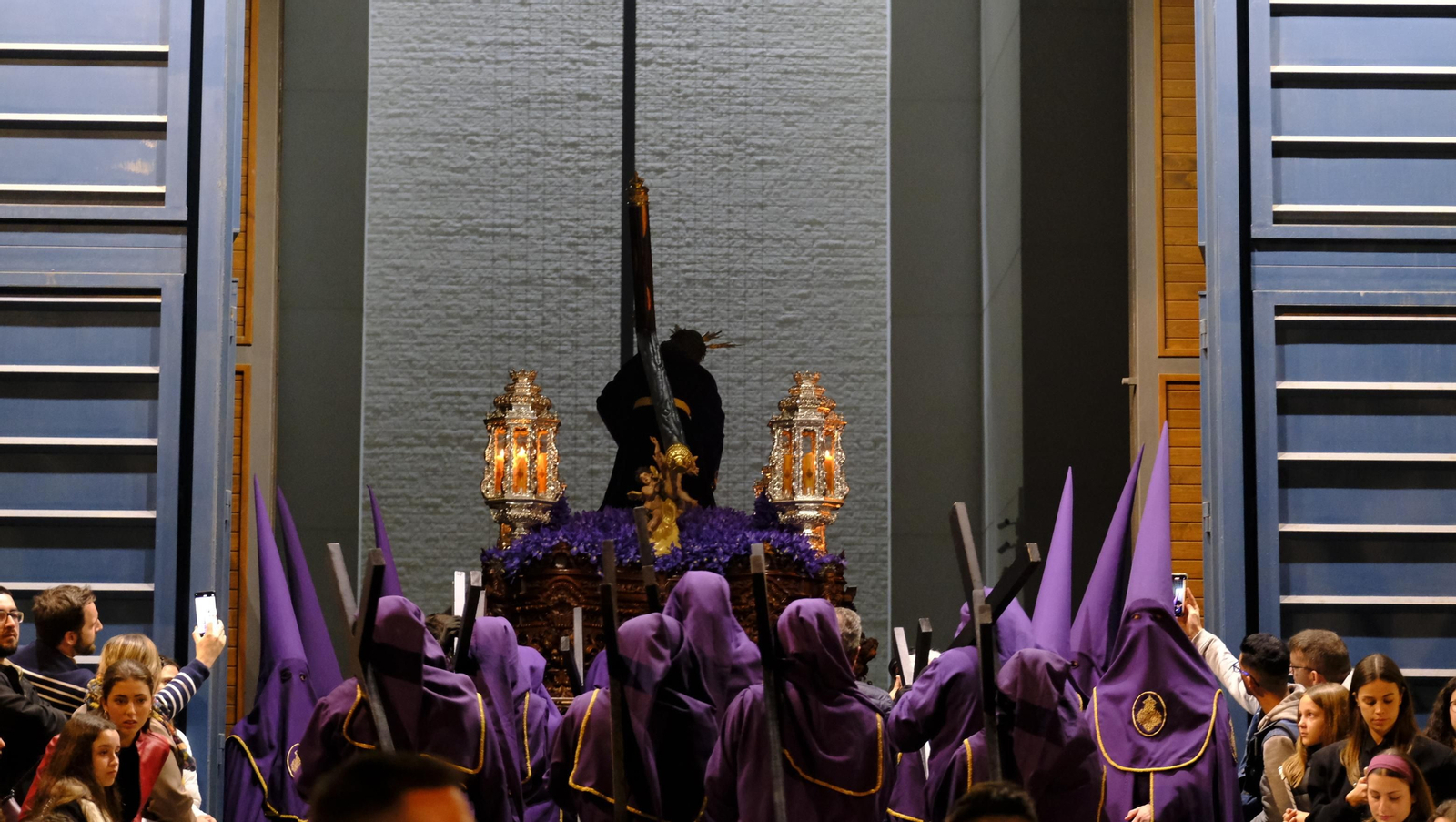 Pasión vuelve a su Iglesia de Santa Teresa azotada por la lluvia