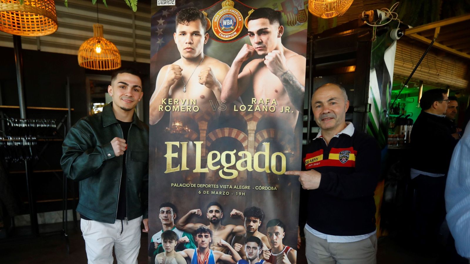 Rafa Lozano Jr, junto a su padre y entrenador, en el acto de presentación de su velada en Córdoba.
