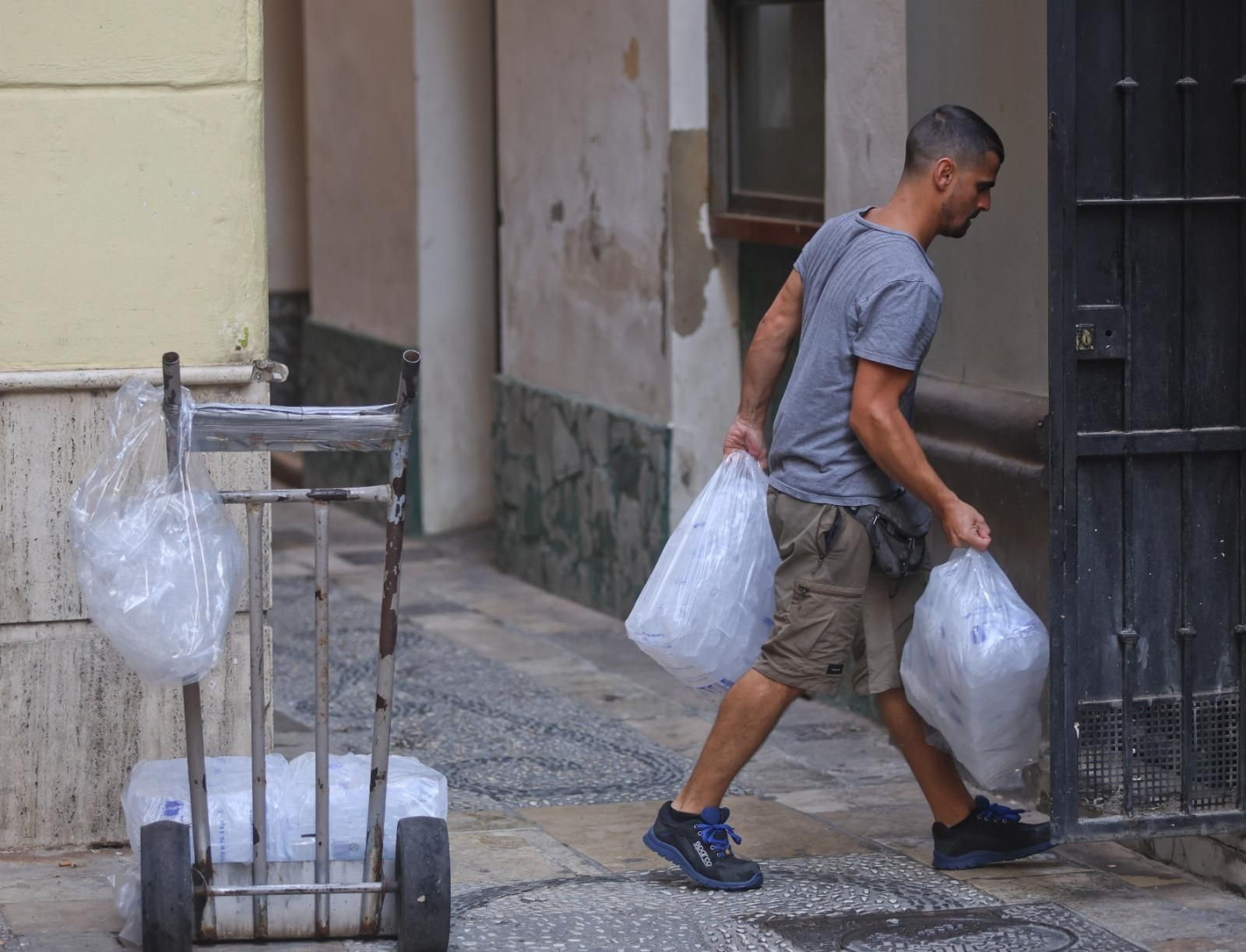Los bares del Centro de Málaga cargan provisiones para la Feria