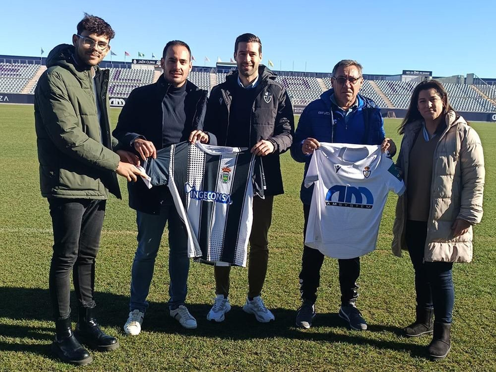 Antonio Montiel, junto a representantes del conjunto arjonillero.