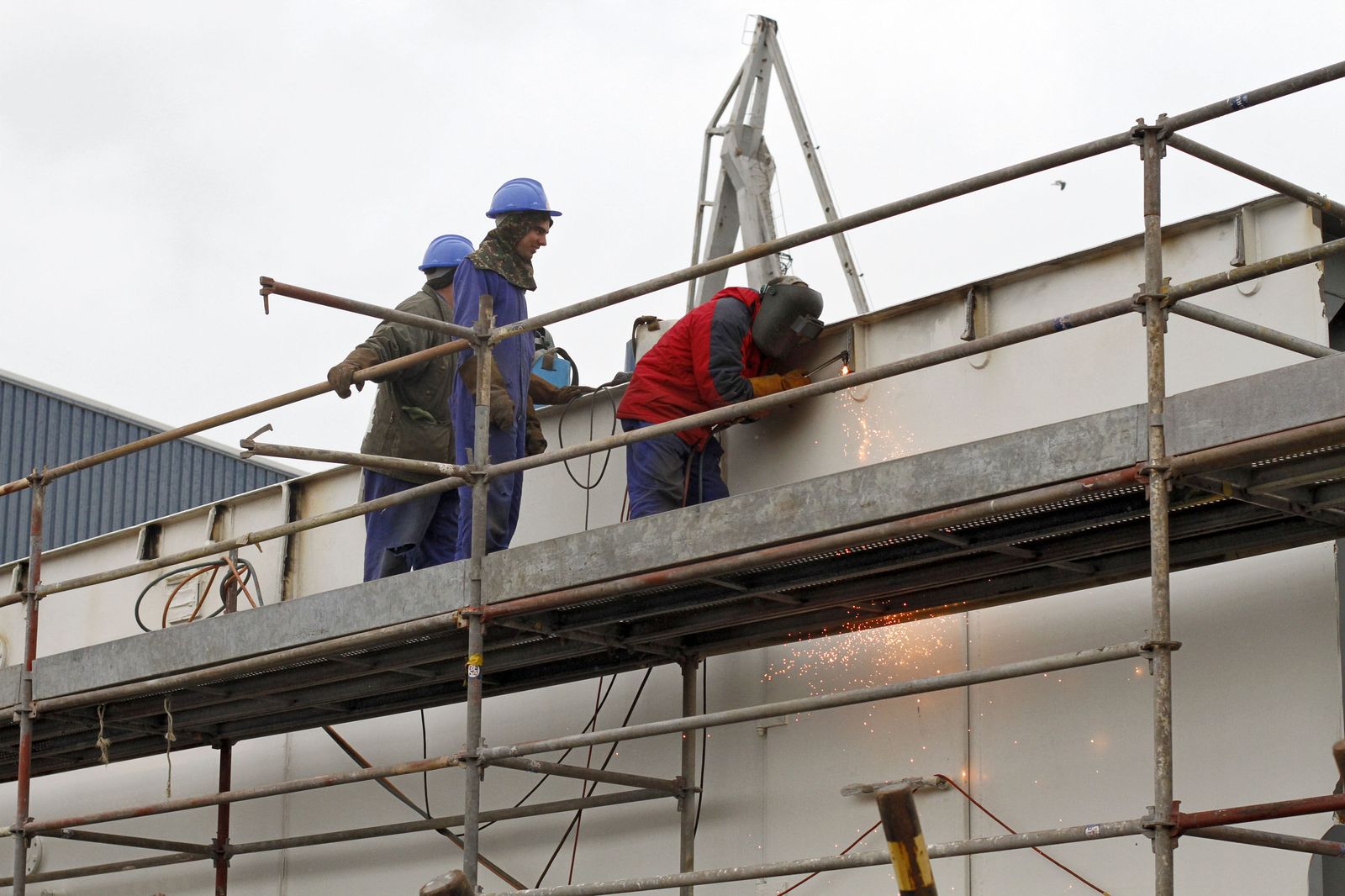 Imagen del trabajo de operarios de Navantia  en Cádiz, en uno de los buques fondeados hace semanas.. Trabajadores  navantia  trabajadores  Navantia.