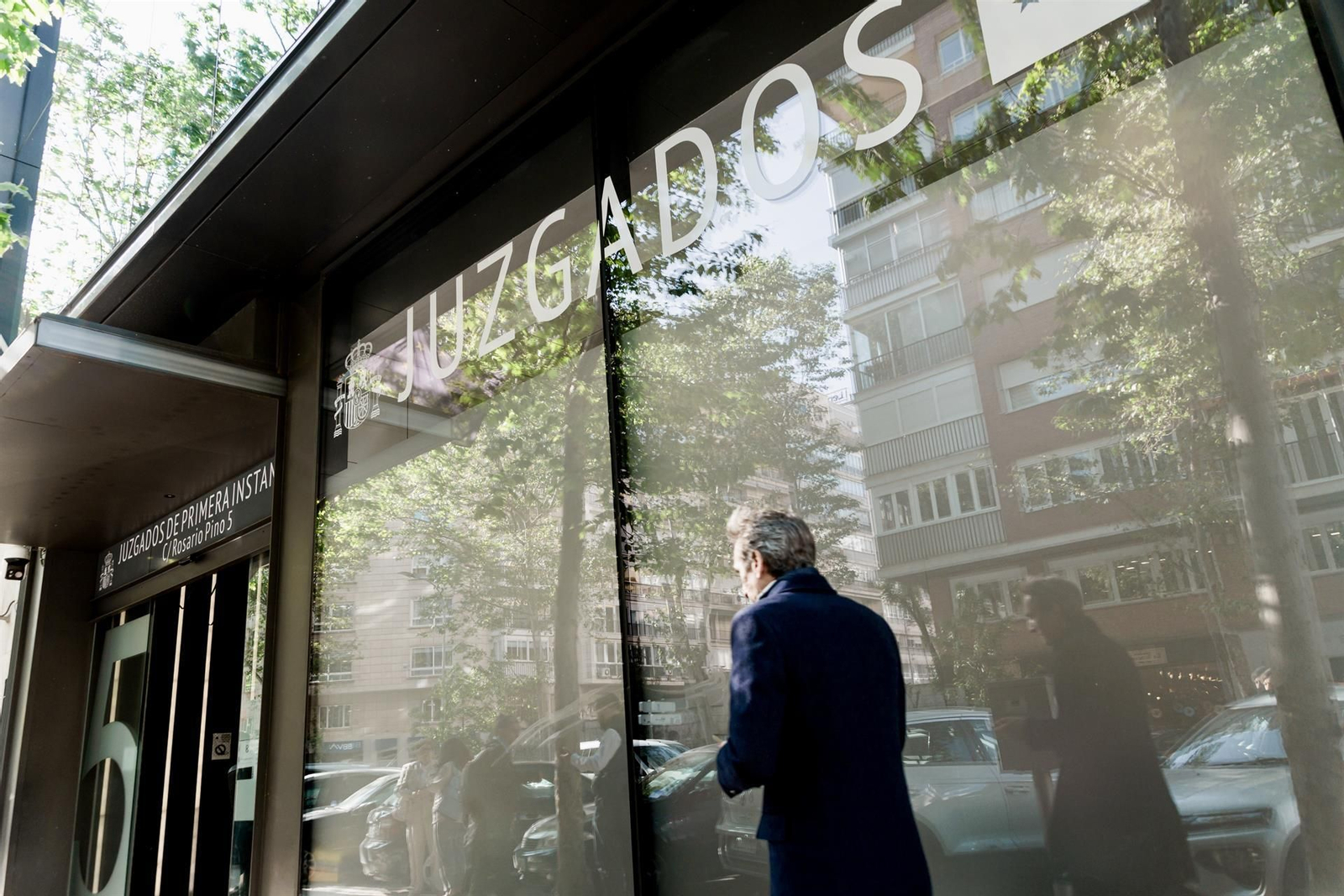 Una persona llega a un acto de conciliación en el Juzgado de Primera Instancia Número 97 de Madrid