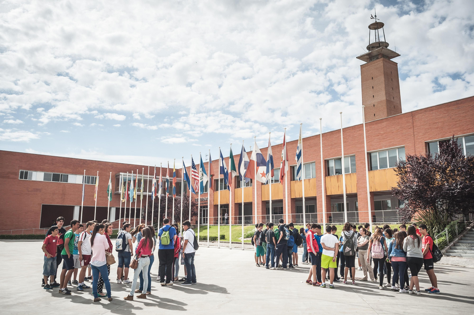 Varios estudiantes en el campus de la Universidad Pablo de Olavide.