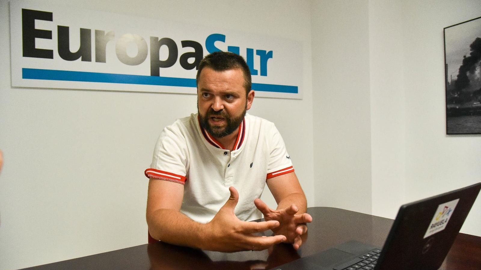 Gregorio López, en la redacción de "Europa Sur" Gregorio López, en la redacción de "Europa Sur"
