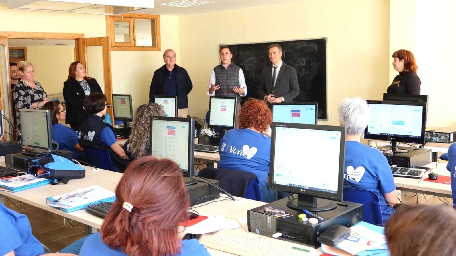 Alfonso García y Amós García en su visita a los alumnos y alumnas del proyecto formativo.
