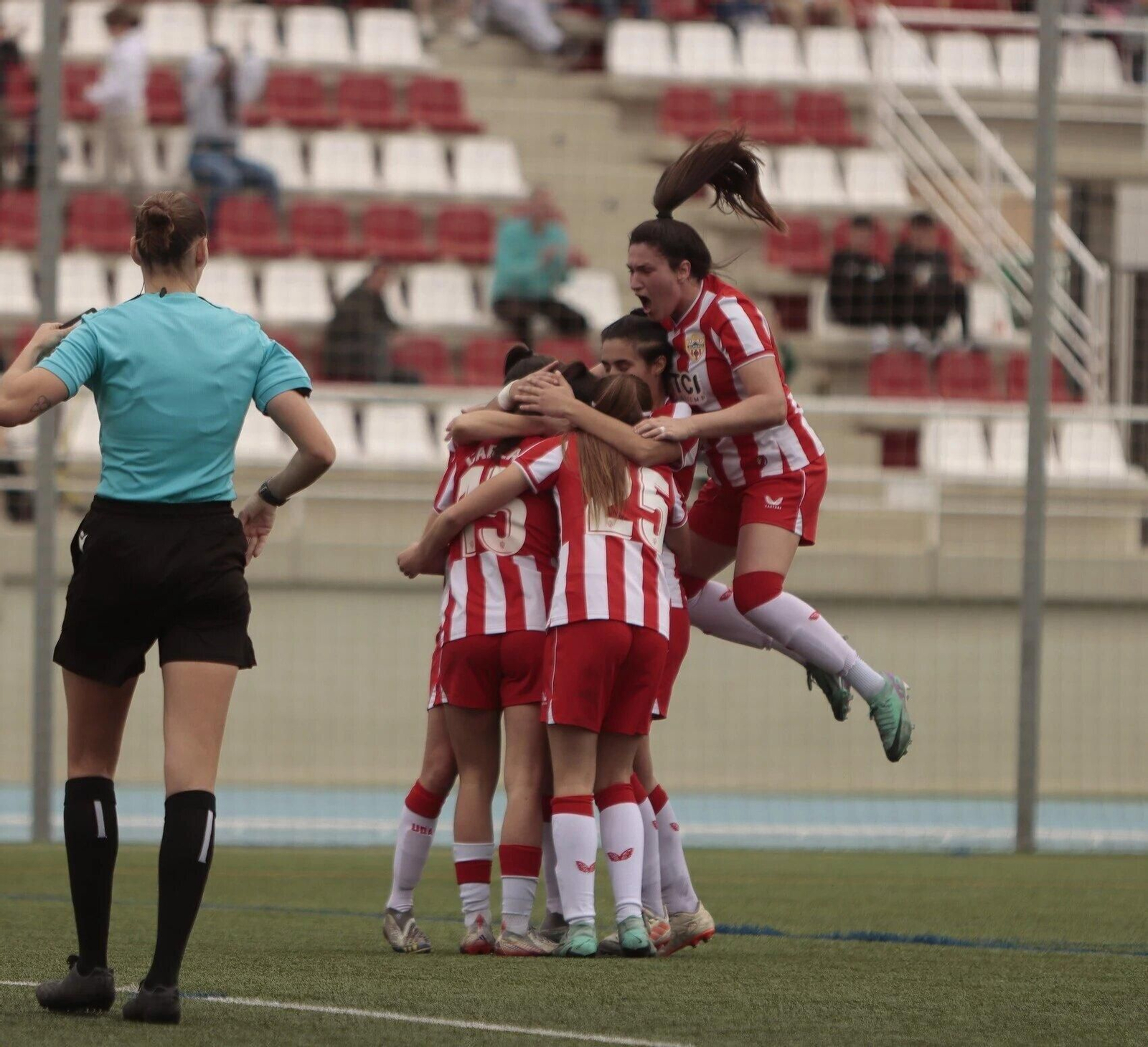 Las rojiblancas celebran uno de sus goles en el partido frente al líder Pozuelo.