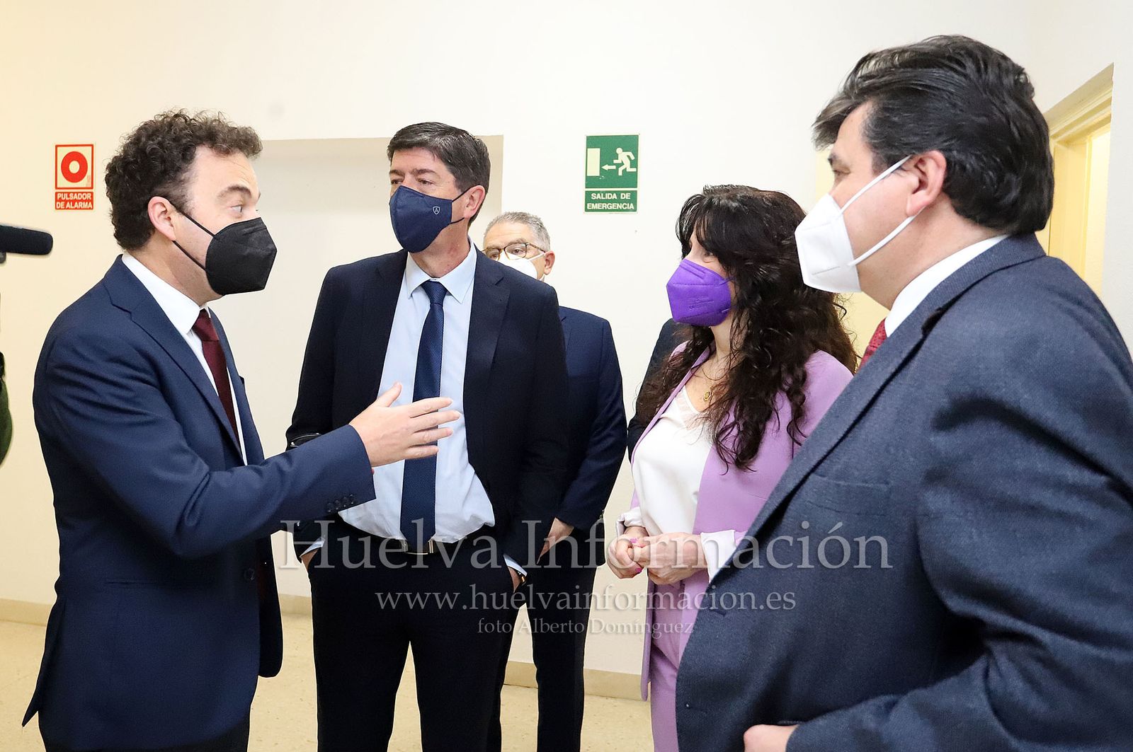Imágenes de la visita a las obras en el Gran Teatro de Huelva del vicepresidente Juan Marín, acompañado de la consejera Rocío Ruiz y del alcalde Gabriel Cruz