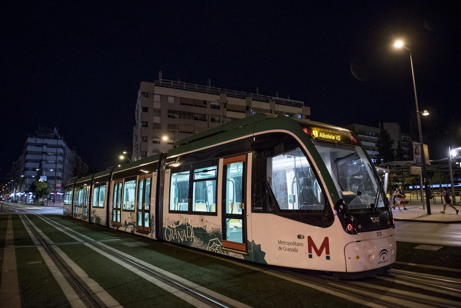 El Metro anoche a su paso por las calles de Granada.