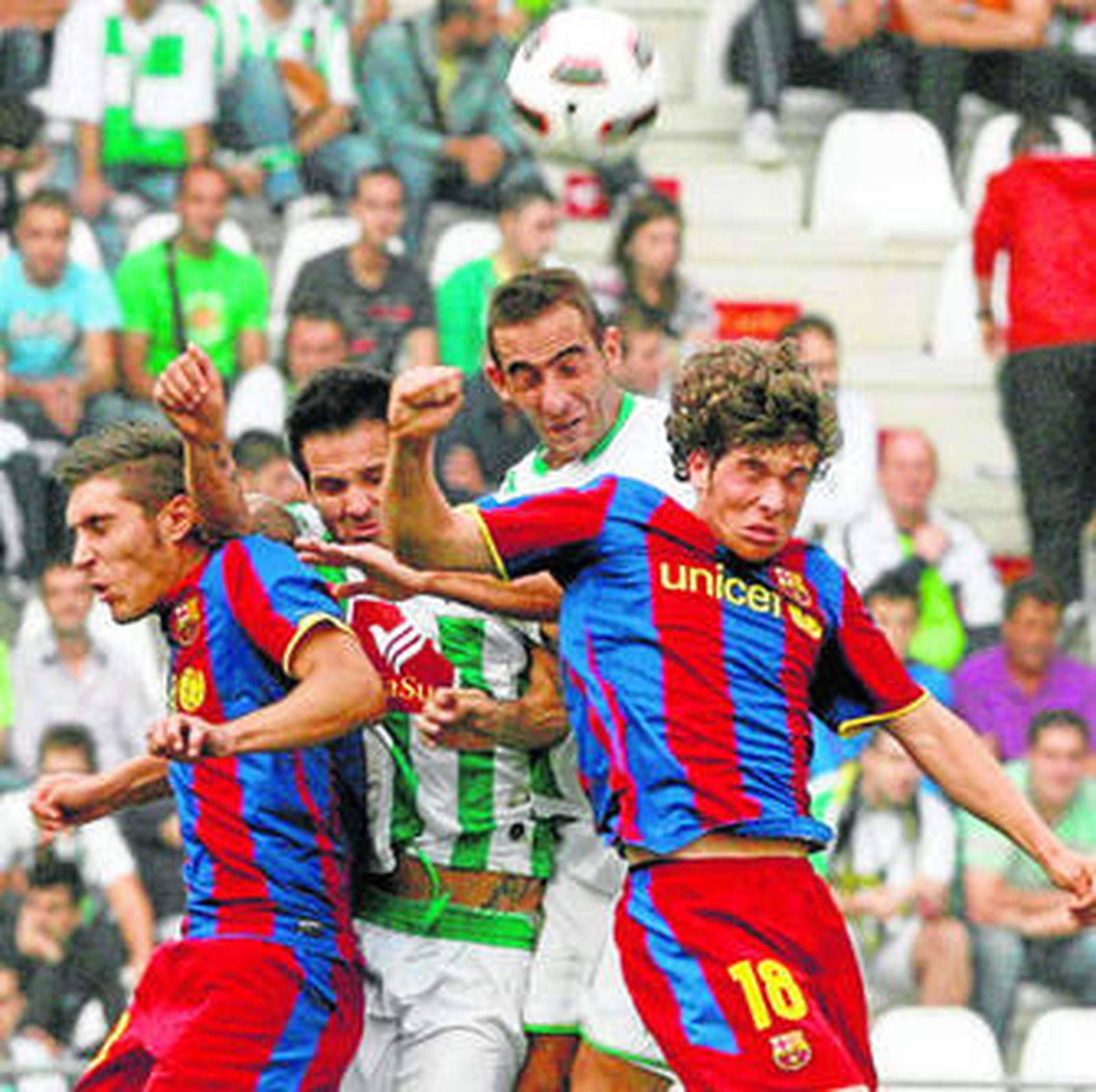 Alberto Aguilar se eleva sobre su compañero Usero y los azulgranas Rochina y Sergi Roberto para cabecear el balón.