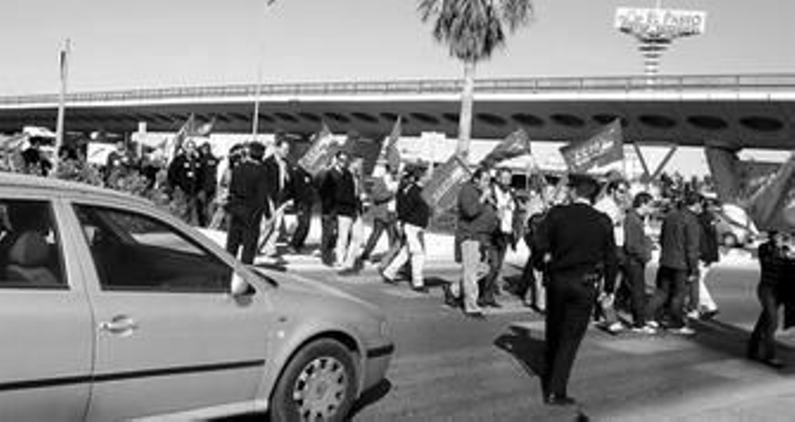 Trabajadores de Ono durante la manifestación de ayer.