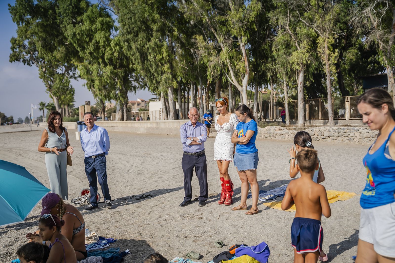 Gabriel Amat durante la visita al campamento.