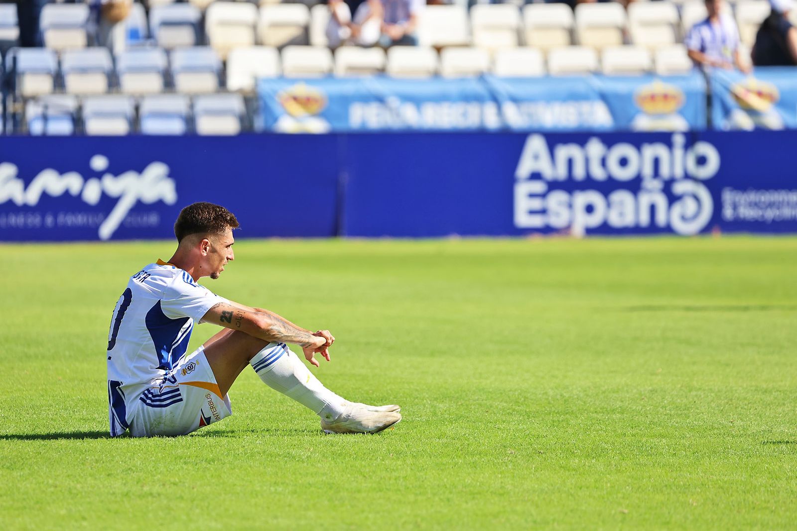 Mario da Costa, sentado sobre el césped del Nuevo Colombino.
