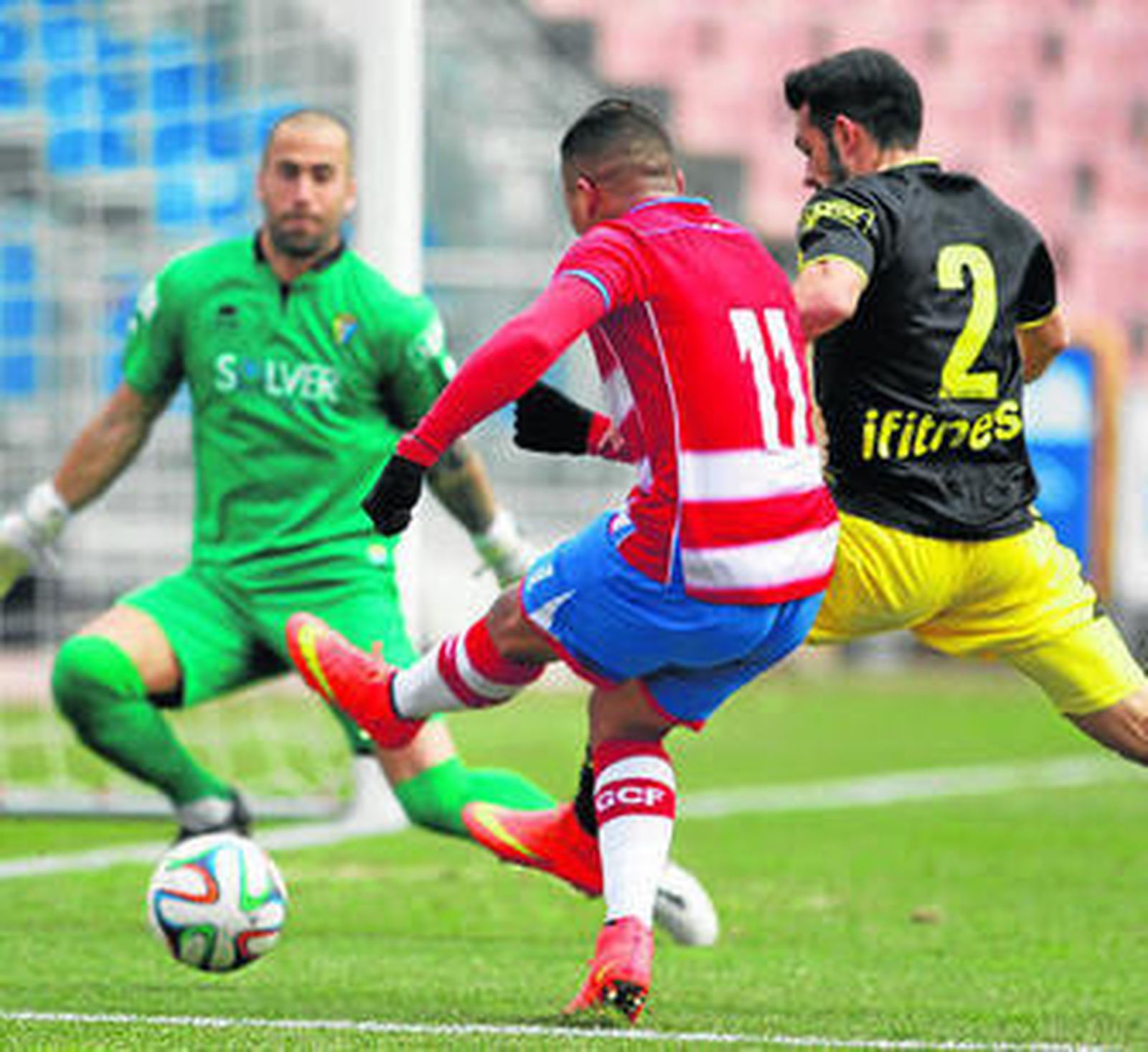 Aulestia se dispone a despejar un disparo de Machís.