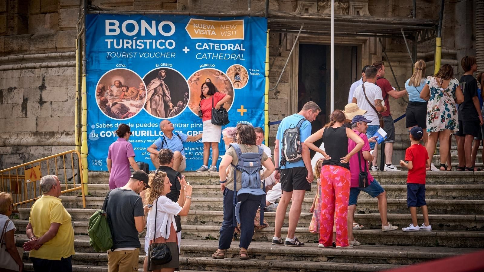 Turistas, esperando entrar en la Catedral este miércoles.