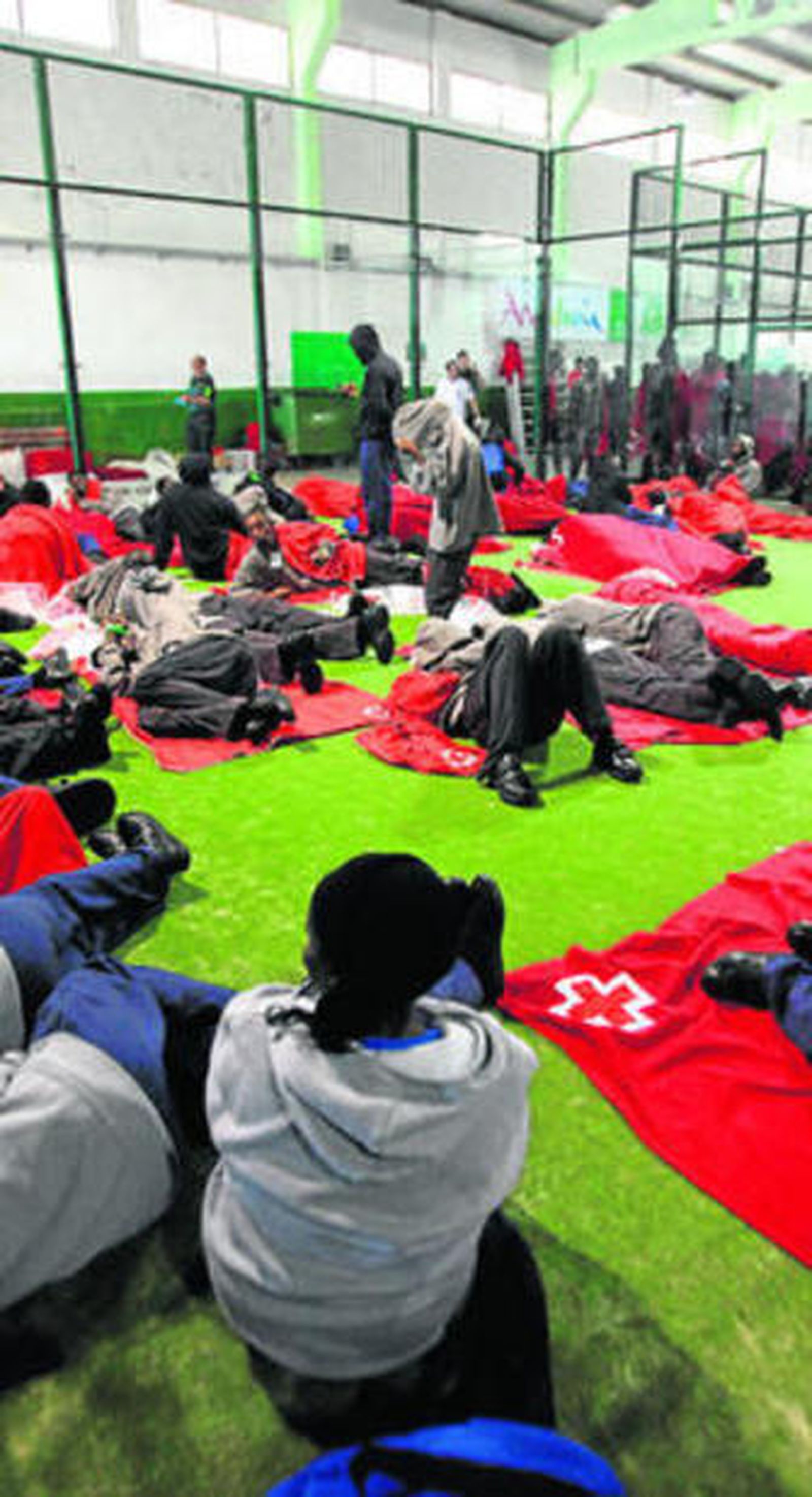Imagen de los inmigrantes agrupados en el pabellón.