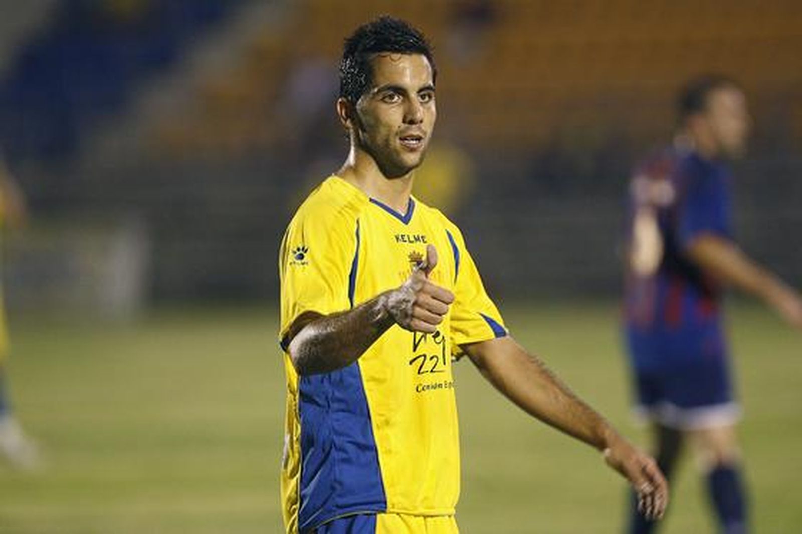 Velasco levanta el pulgar en señal de aprobación hacia un compañero. 

Foto: Joaquin Pino