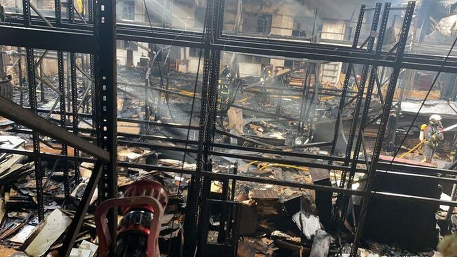 Los bomberos de Lucena trabajan en la extinción del incendio.