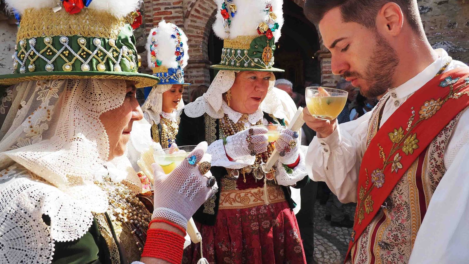 Justo antes de la procesión del Patrón, la Mayordomía invita a todos los presentes al tradicional caldo de San Benito