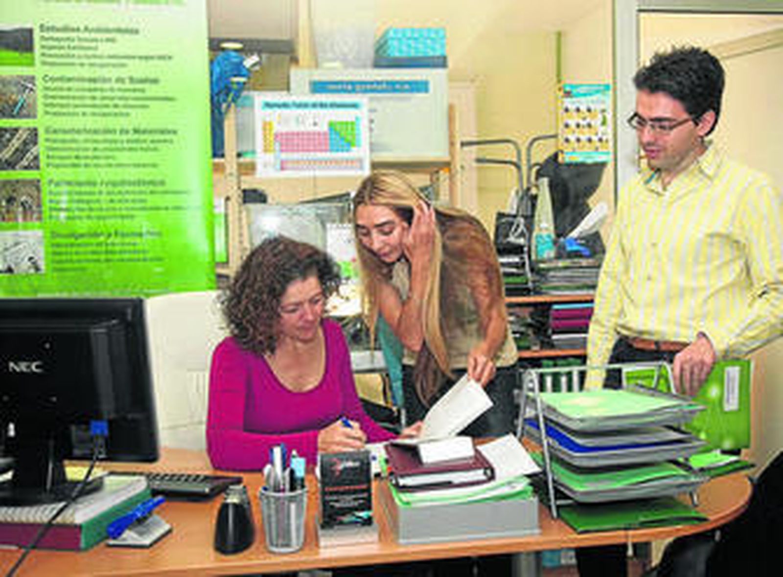 Encarna Águila,  Teresa García y  José Manuel Bernabé en la sede de la Escuela de Empresas de Sevilla.