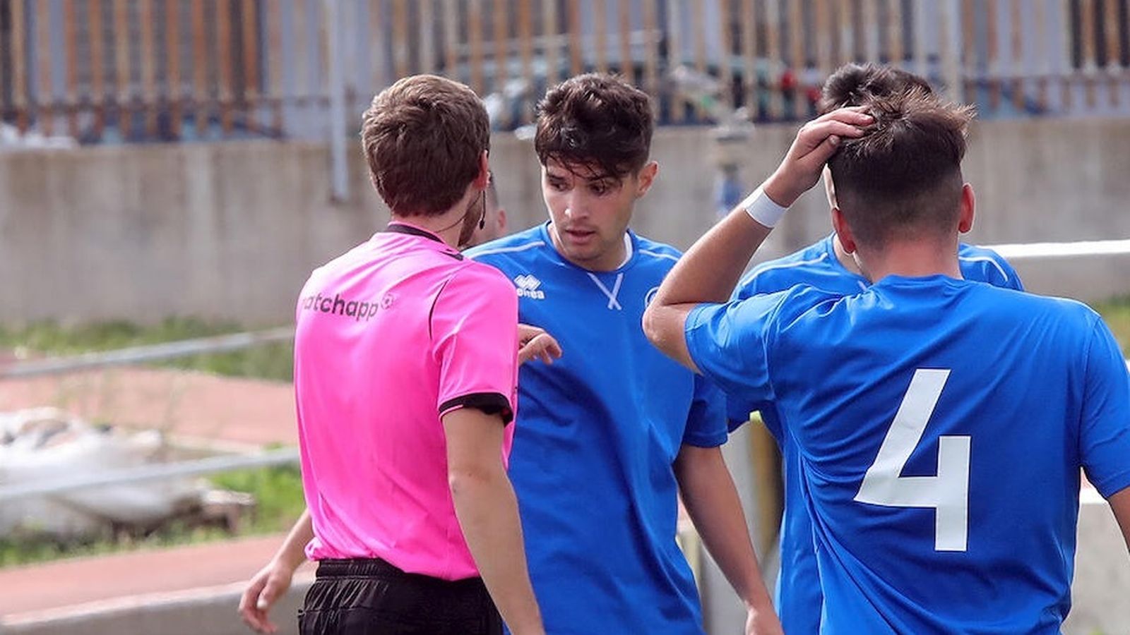 Juli Pendín charla con el colegiado en el partido de la pasada temporada con el Tesorillo.