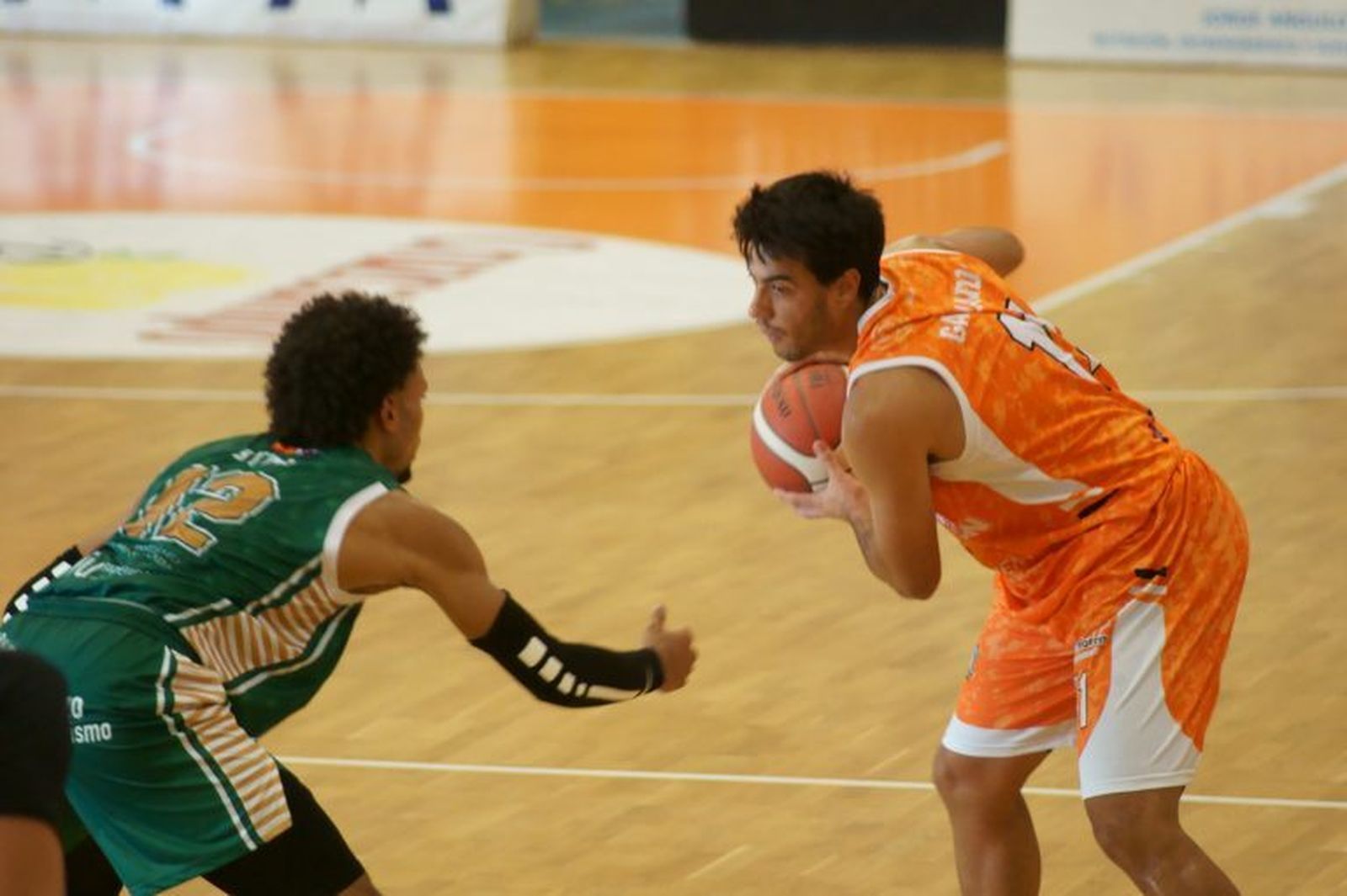 Diego Gallardo se dispone a jugarse un uno contra uno contra un rival.