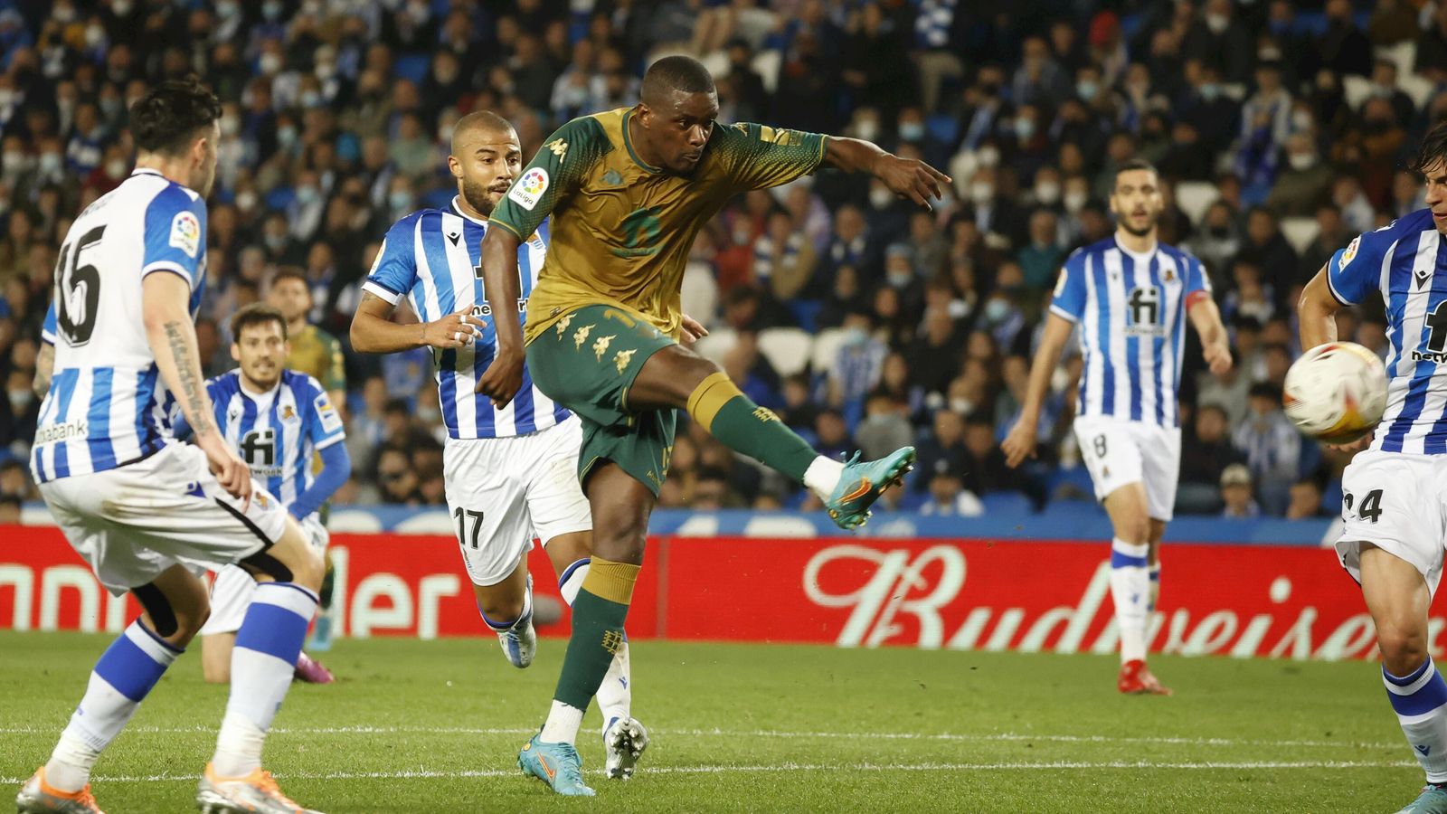 William Carvalho dispara alto en la mejor ocasión del Betis.