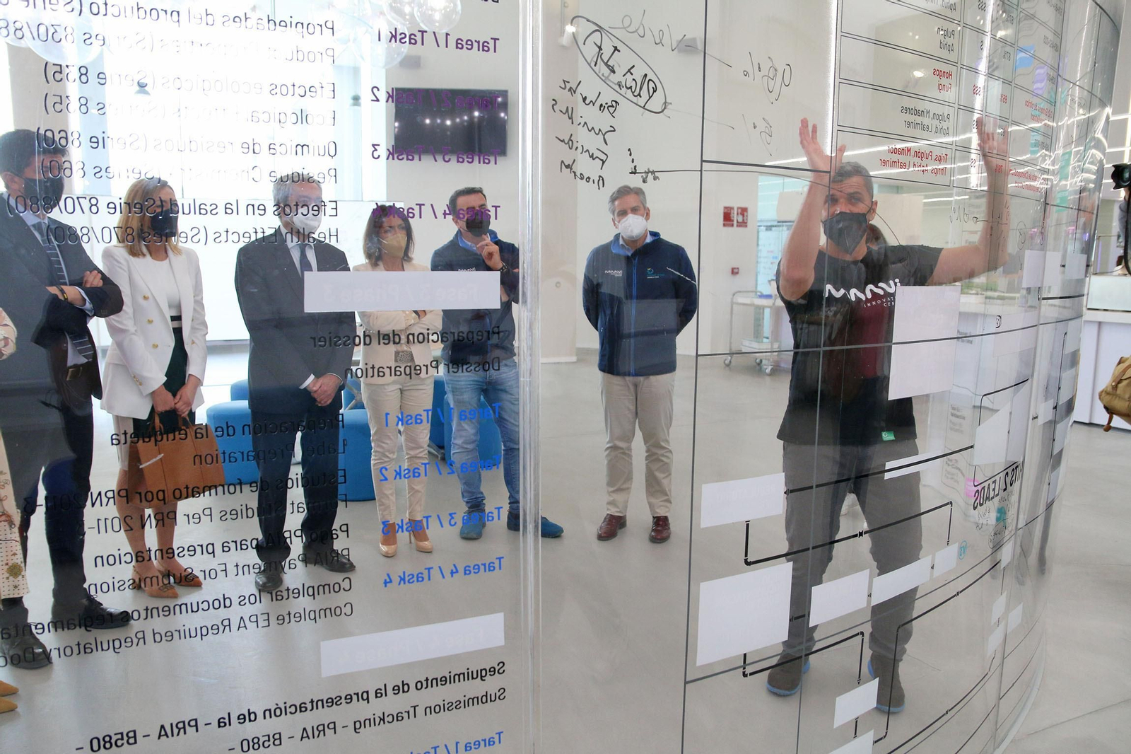 Fotogalería de la visita de Juan Marín a Kimitec, al PITA y a Unica Group