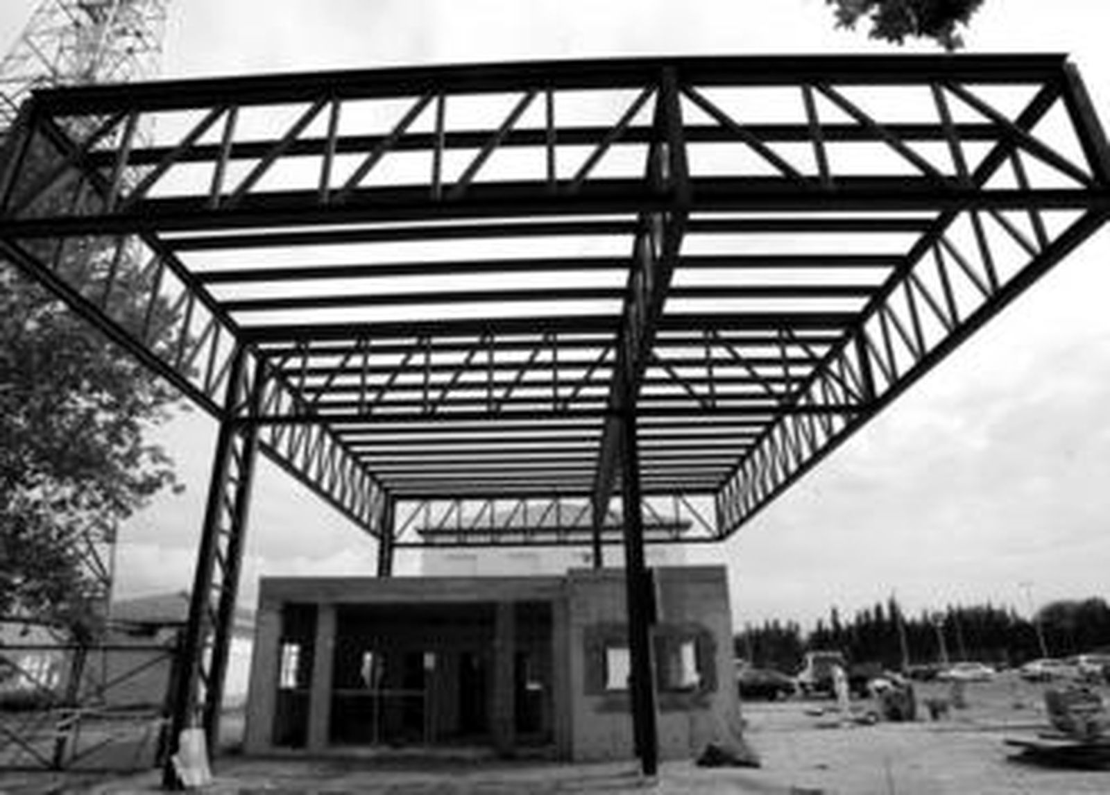 En la imagen se puede contemplar cómo marchan las obras en la zona de acceso a la nueva terminal de carga del aeropuerto de Jerez.