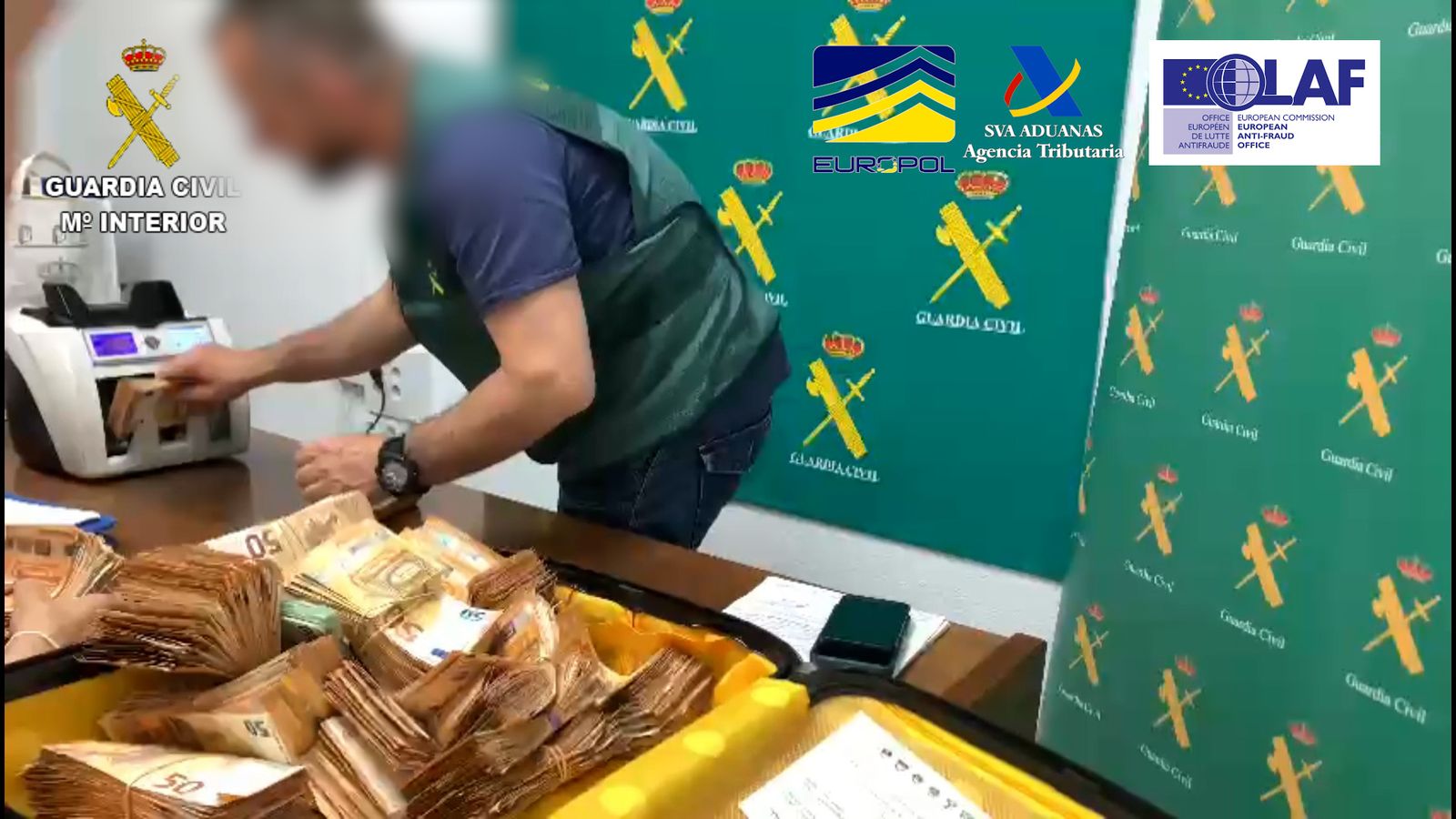 Imagen de parte del dinero intervenido en la operación.