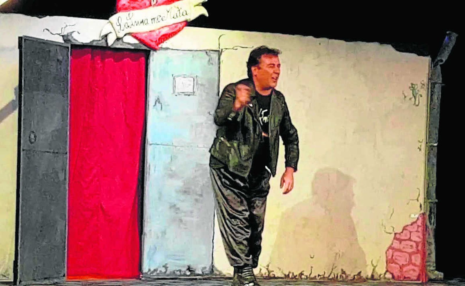 Un momento de la la obra 'La luna me mata', con el actor portuense Juanjo Macías.