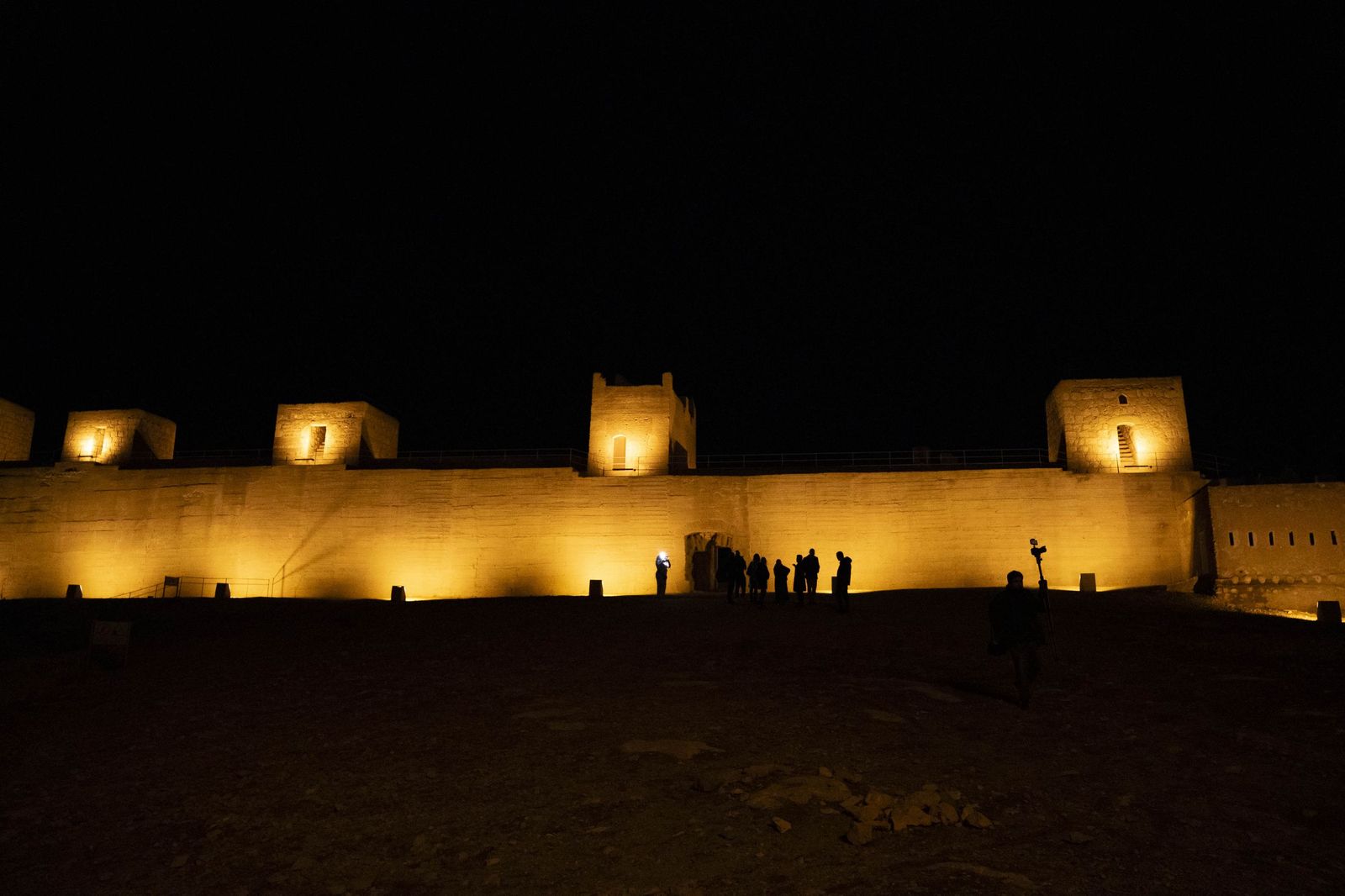 Las murallas del Cerro de San Cristóbal se encienden para iluminar Almería