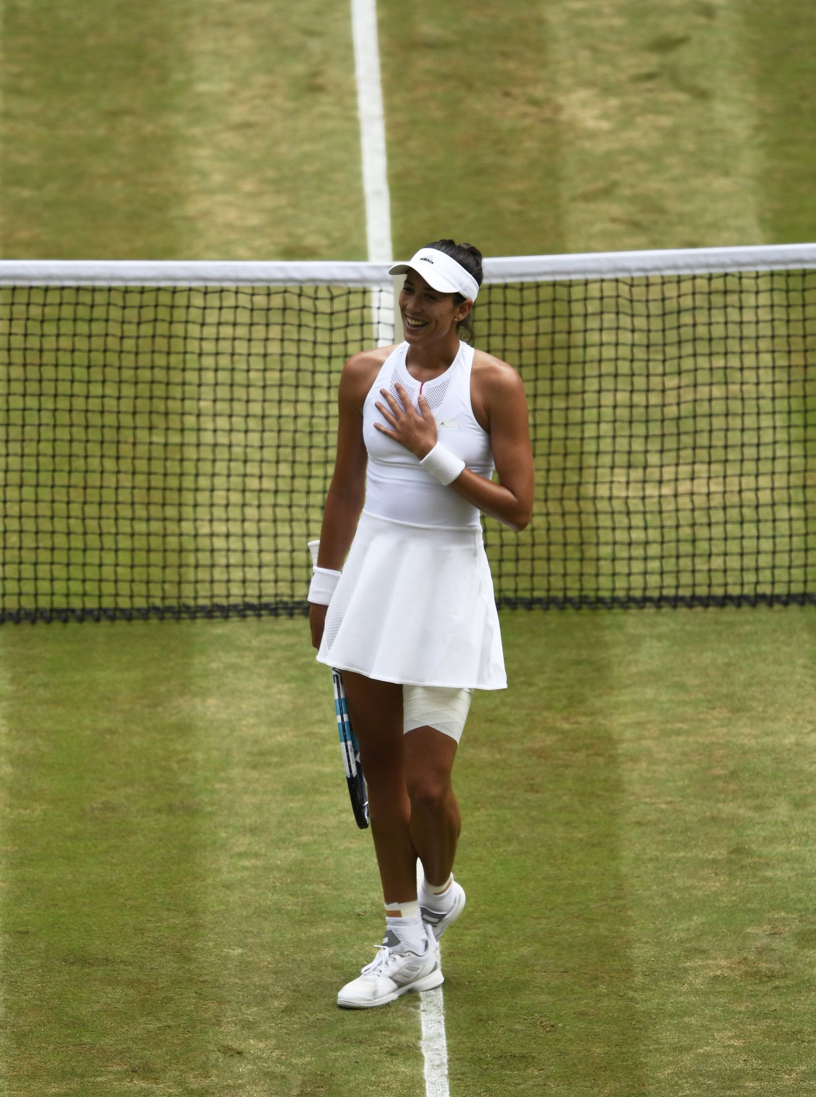Garbiñe Muguruza saluda al público después de ganar a Magdalena Rybarikova y lograr el acceso a la final.