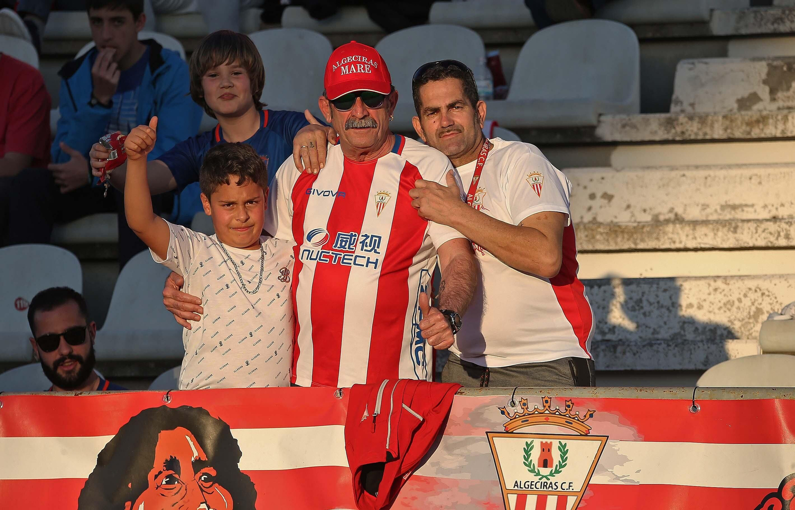 Fotos de la afición durante el Algeciras - Córdoba en el Nuevo Mirador