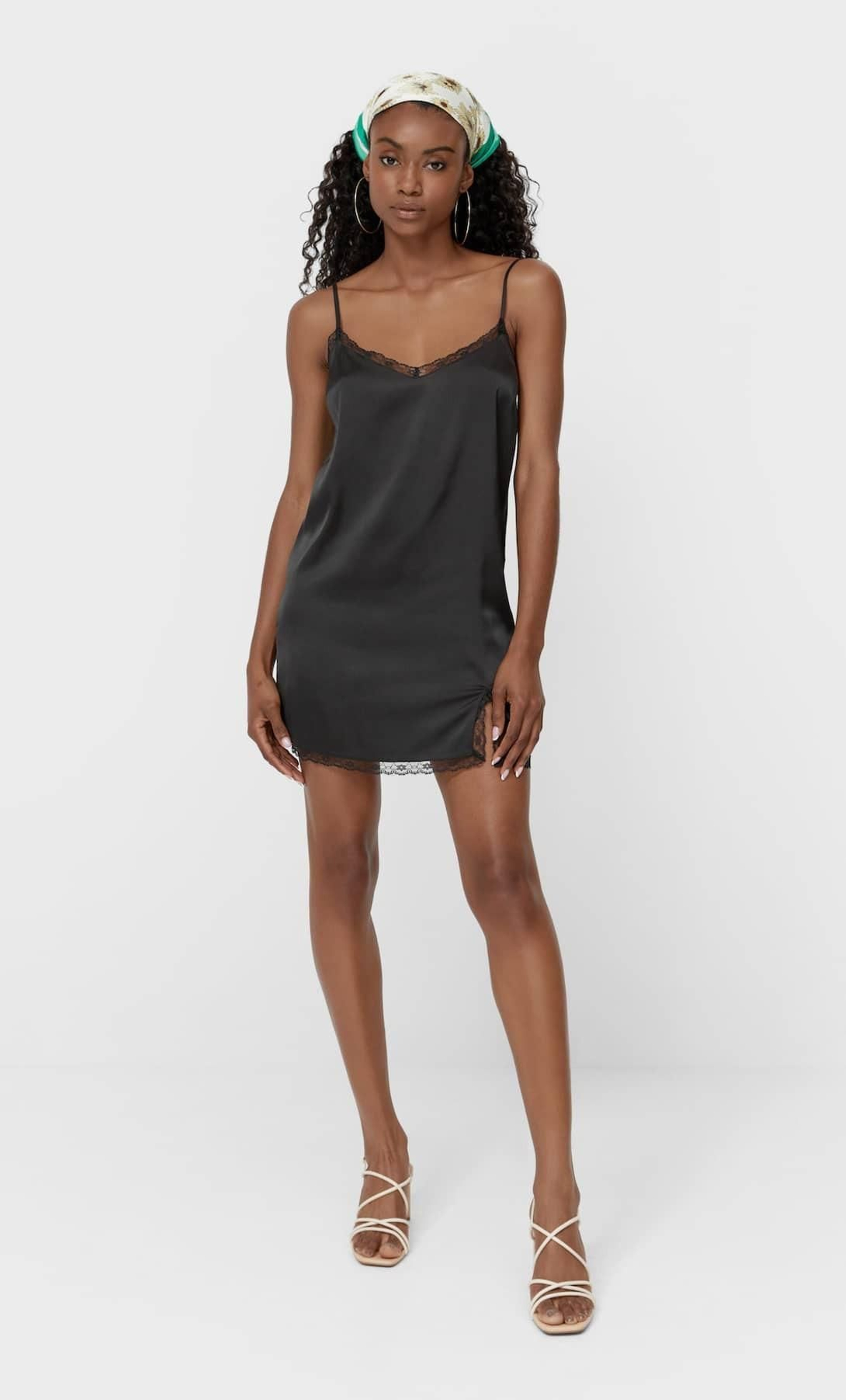 Vestido negro de Stradivarius.